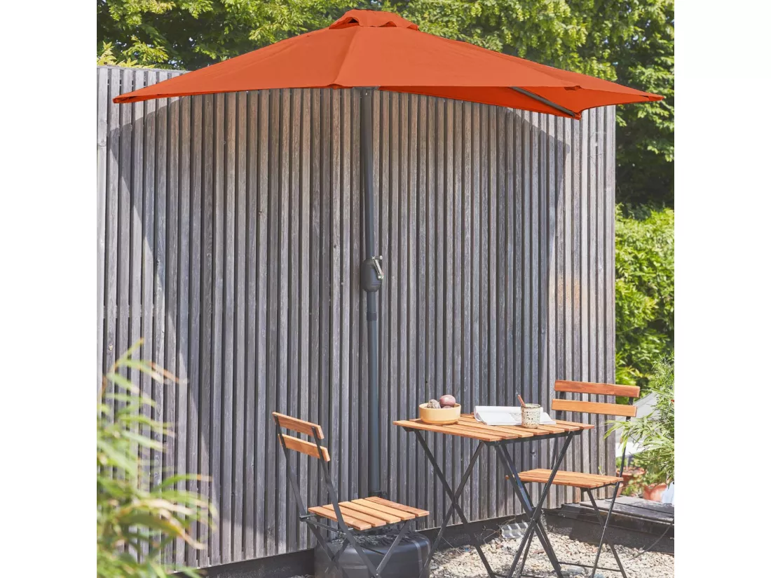 Parasol de balcon Ø250cm – CALVI – Demi-parasol droit. mât central en aluminium avec manivelle d’ouverture. toile terracotta