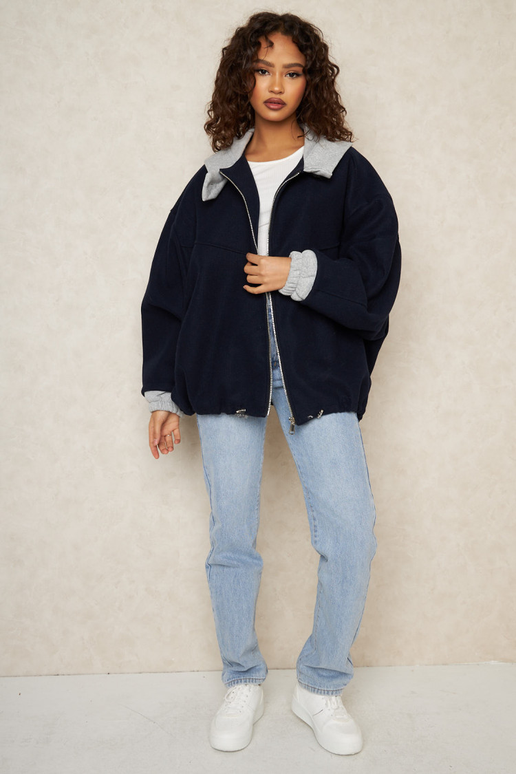 Veste à capuche bleu foncé et grise