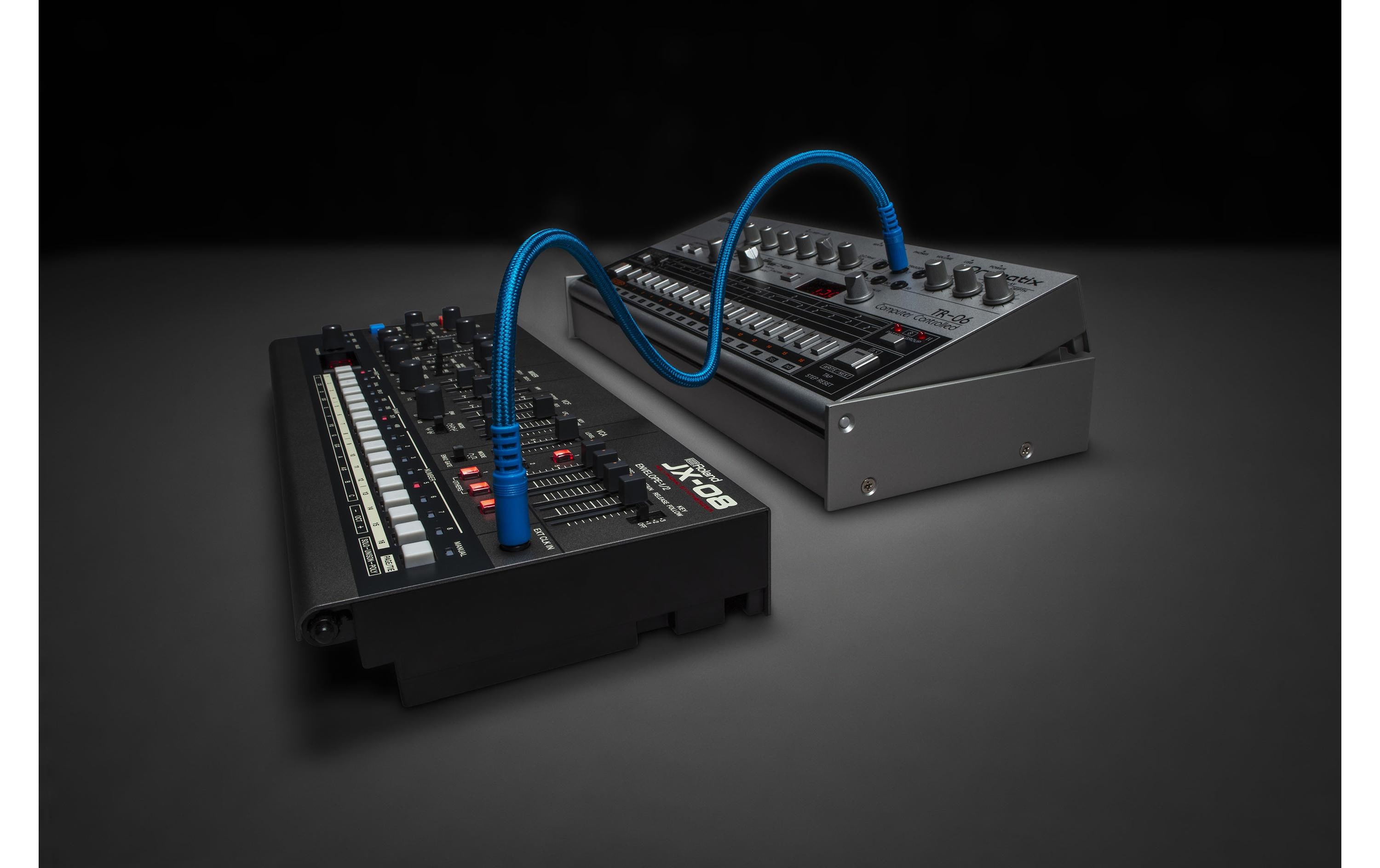 Synthesizer JX-08<br>Authentischer JX-8P Sound mit originalem Spiel- und Klangerzeugungsverhalten