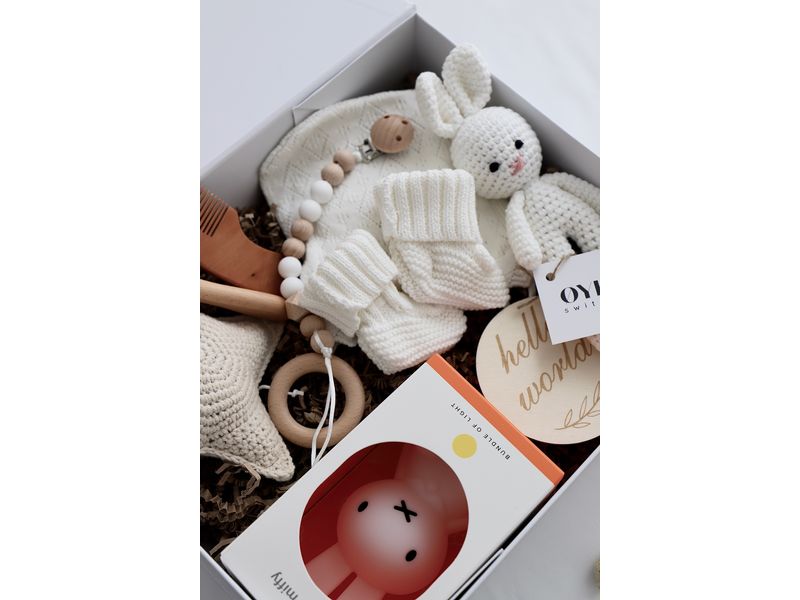 Oykami Geschenkset Savannah Baby-Geschenkbox in neutralen Farben mit Miffy-Nachtlicht