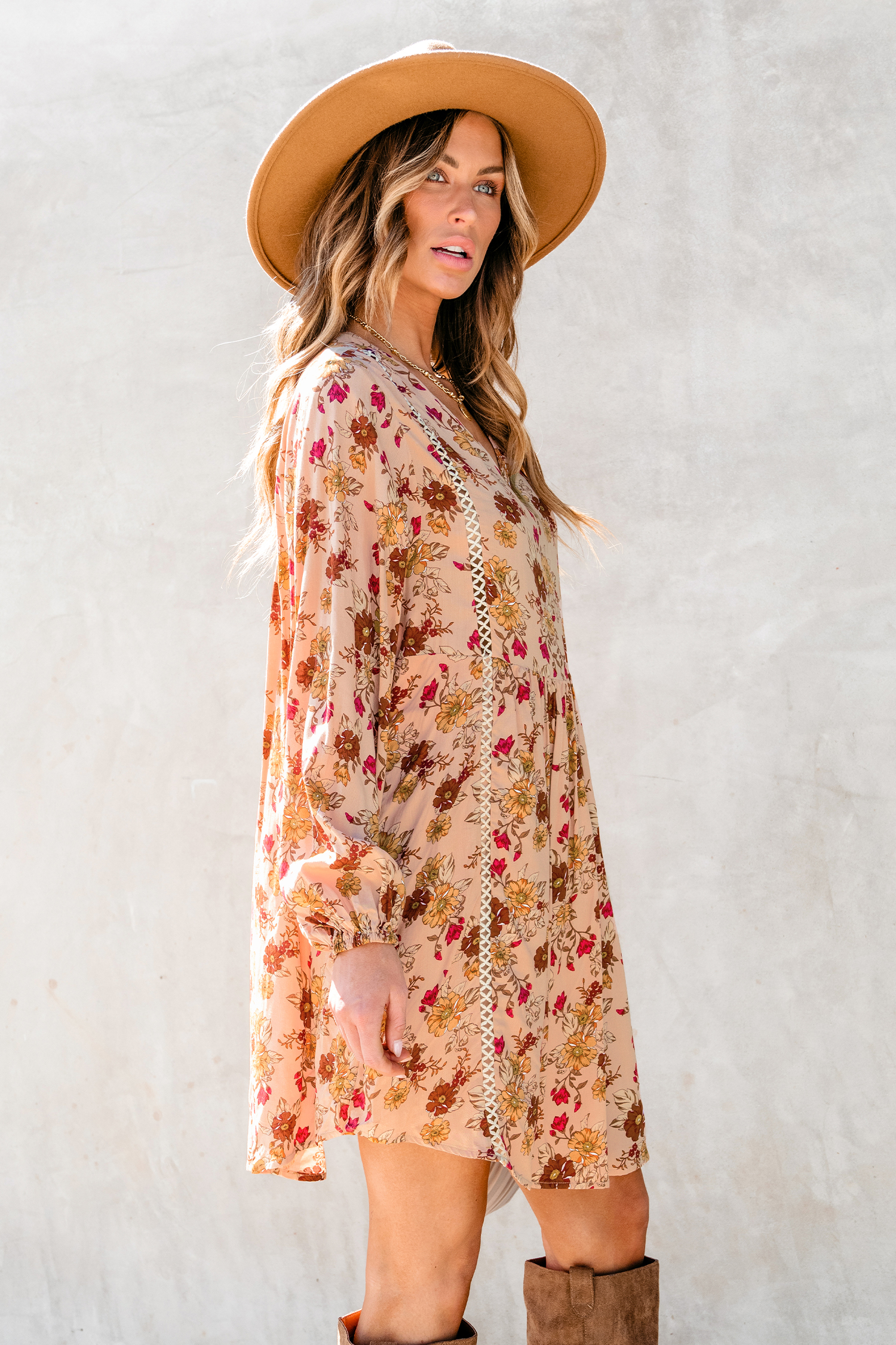 Robe fluide à imprimé floral et bordures en dentelle