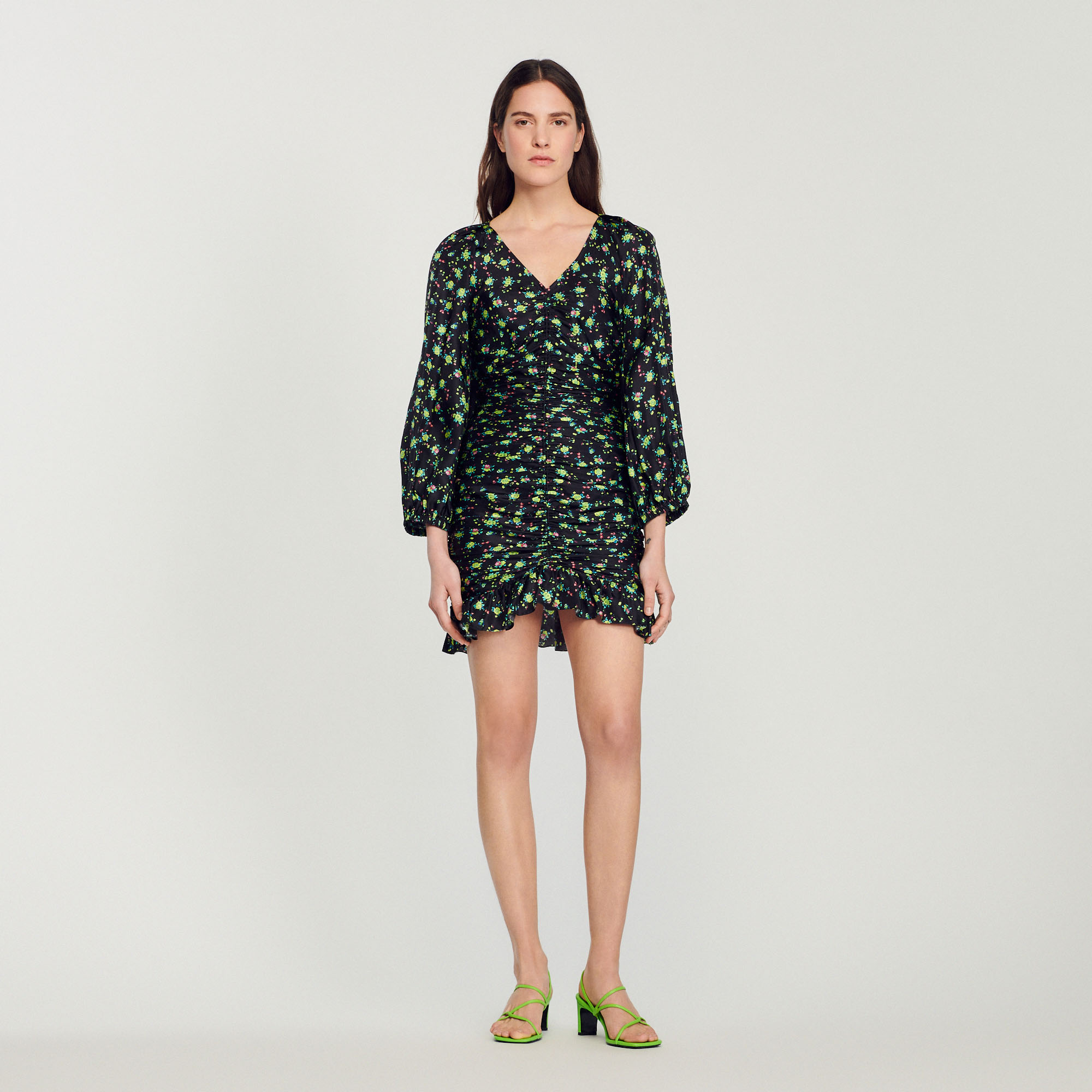 Robe courte froncee á imprime fleuri