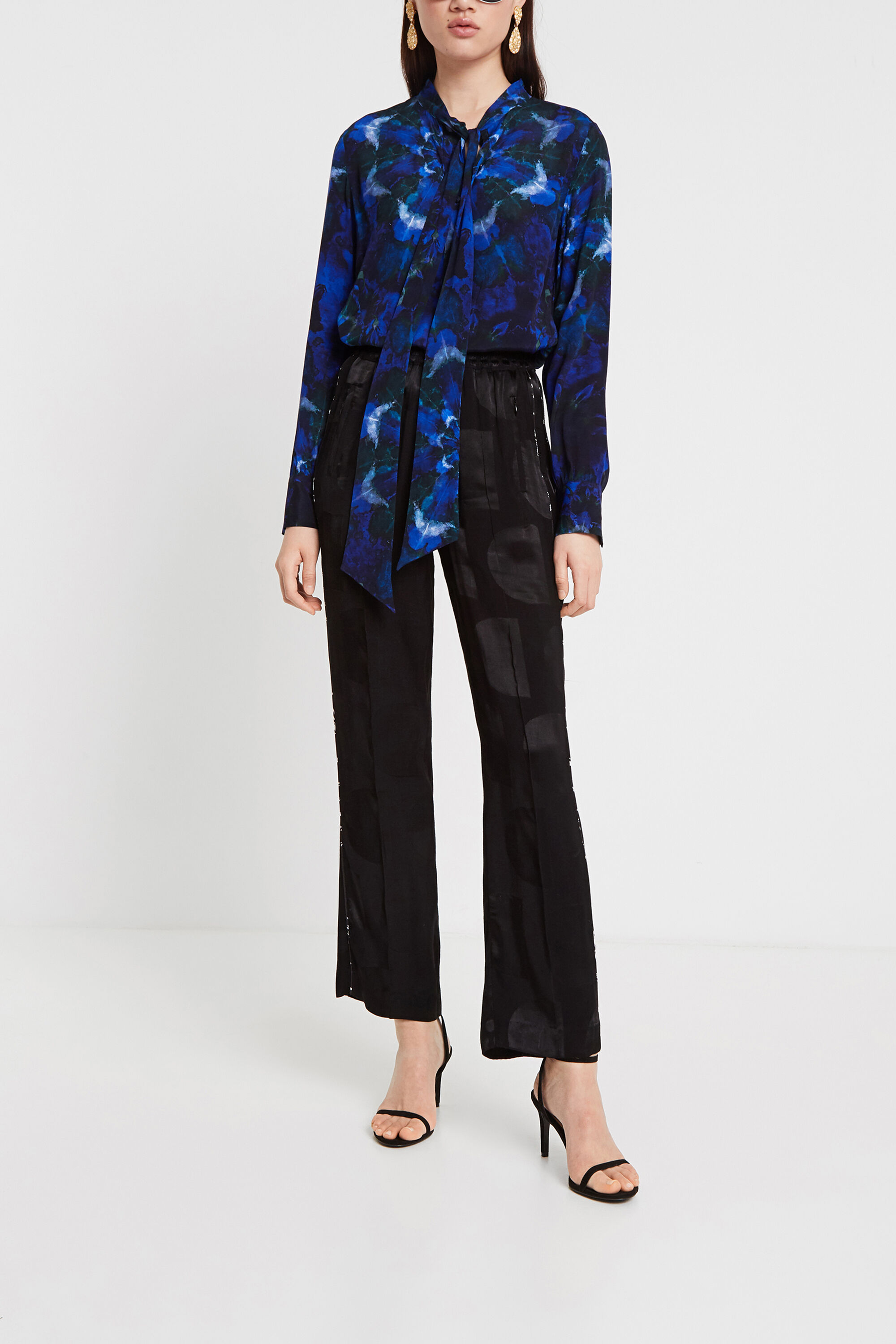 Blusa tie-dye com estampa de mandalas