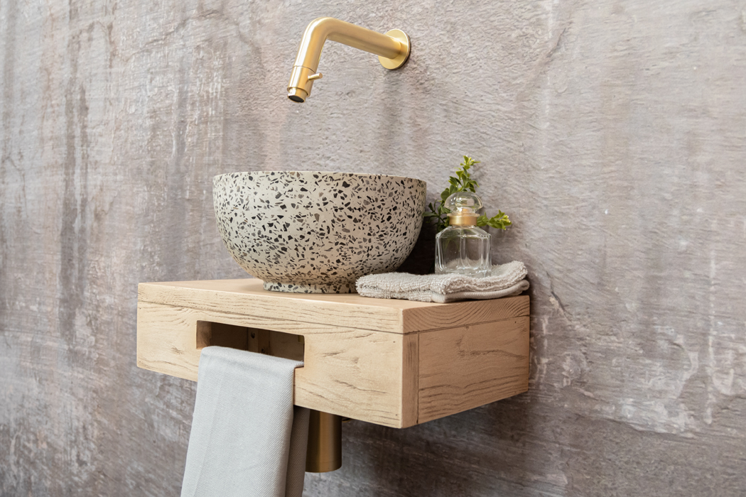 Saniclear Seba fonteinset met eiken plank, zwart-witte terrazzo waskom en gouden kraan voor in het toilet