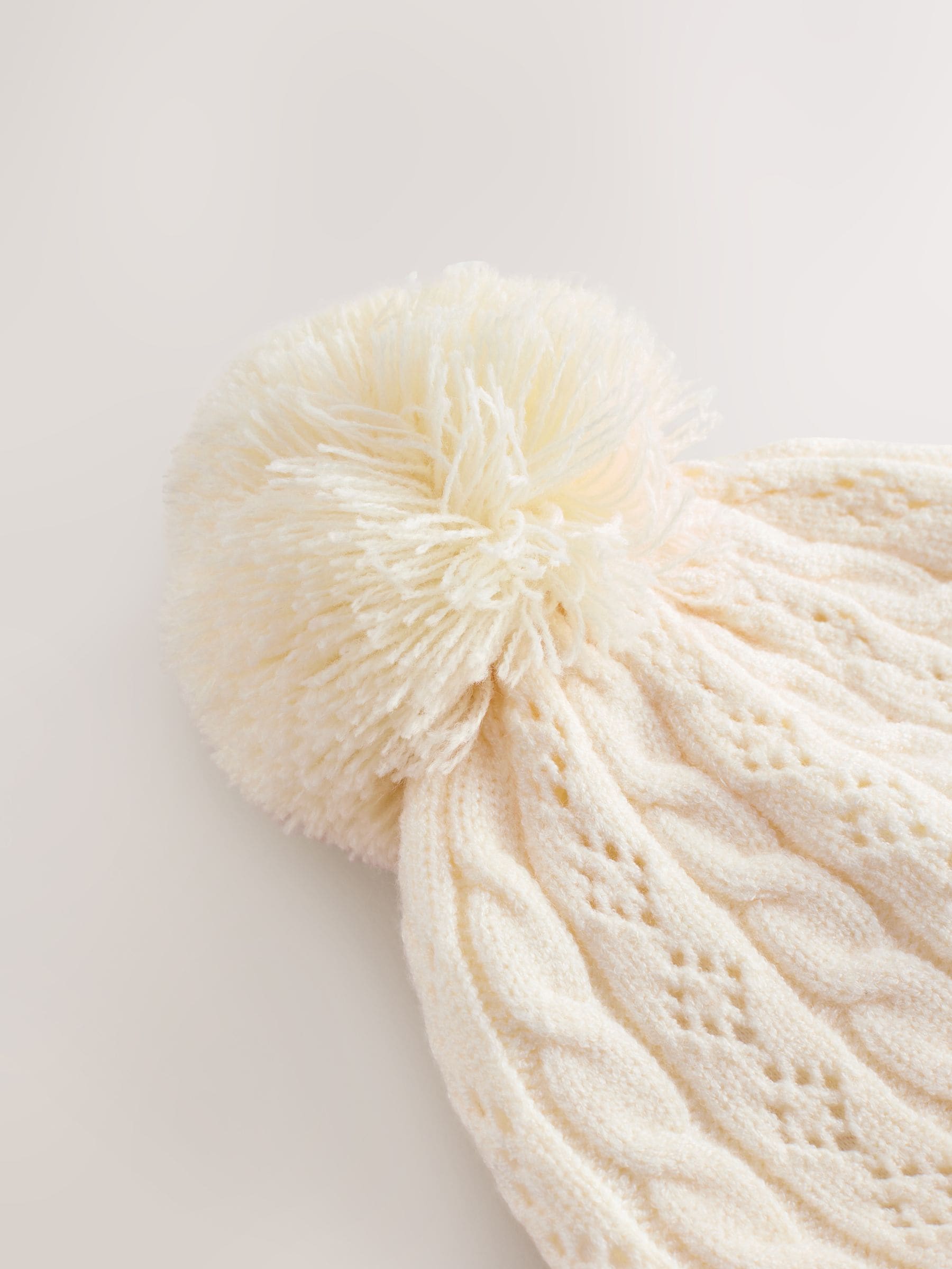 Ecru - Pointelle kabelgebreide muts met pompon (0mnd-2jr)