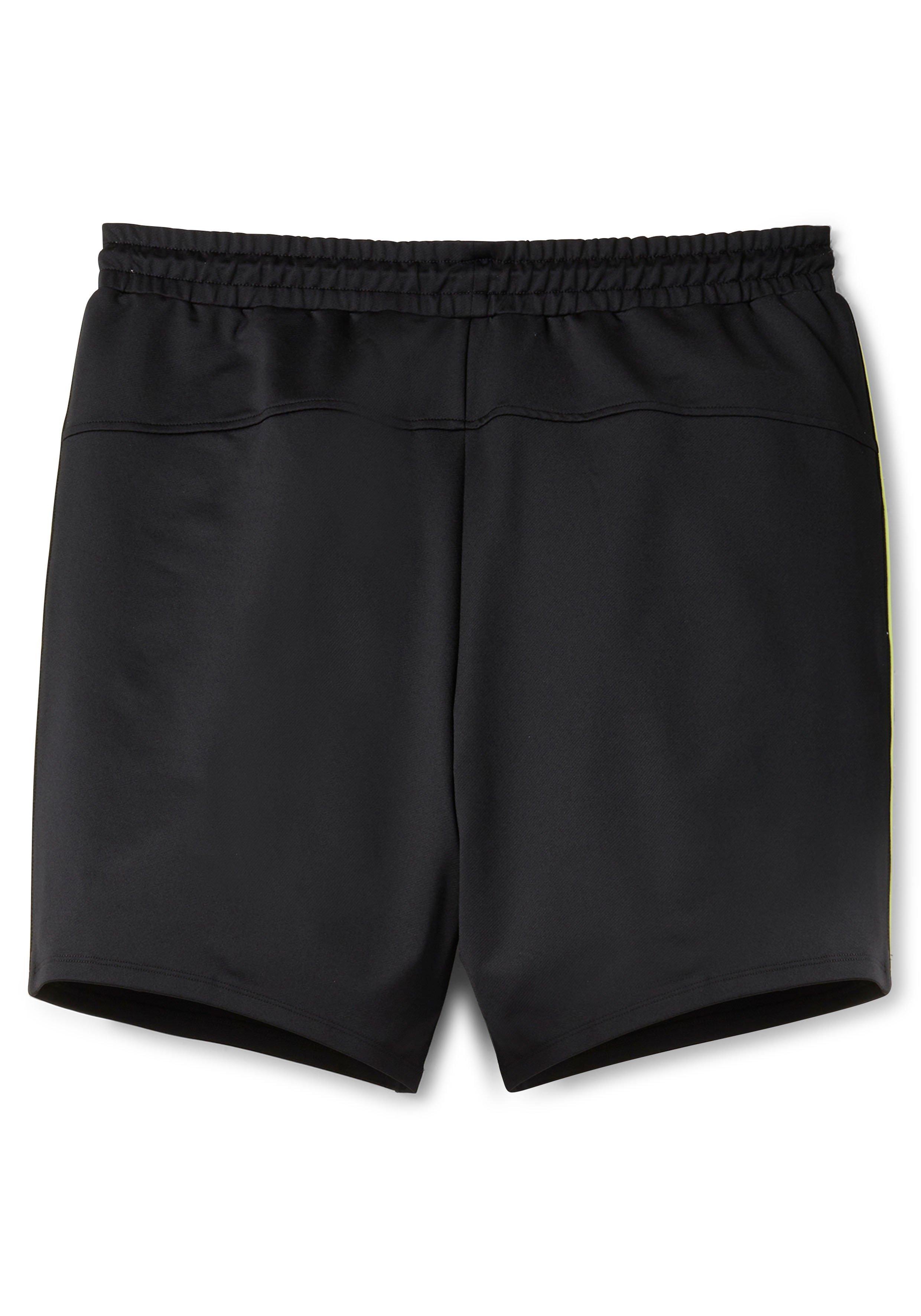 Bermudas aus Funktionsmaterial, mit Kontrastdetails