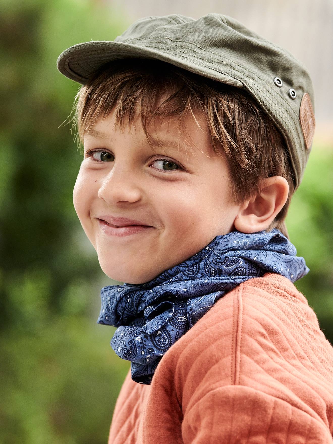 Cachecol personalizável, com estilo bandana, para menino na cor azul marinho.