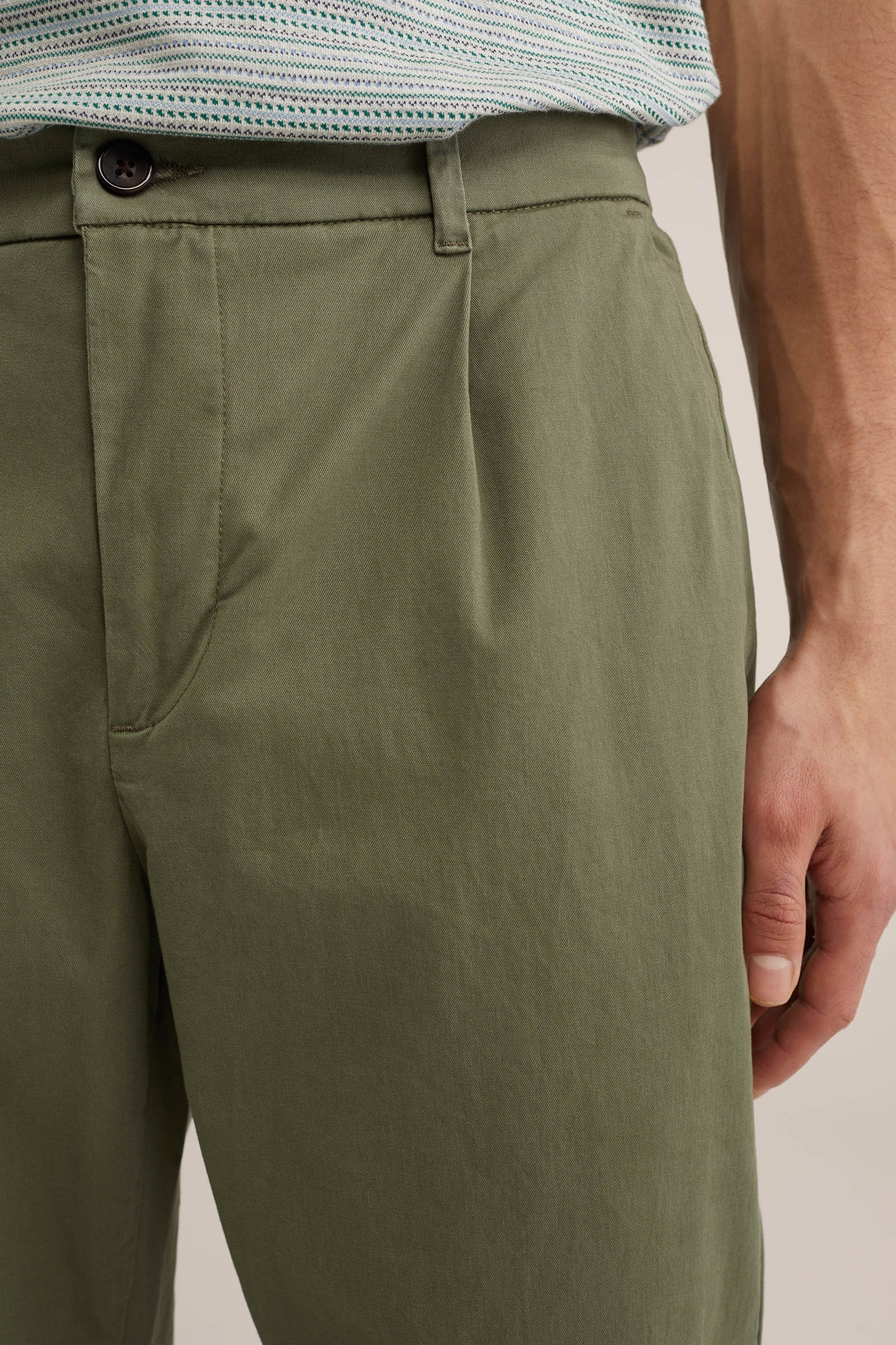 tapered fit chino met stretch Fundamentals Olijfgroen