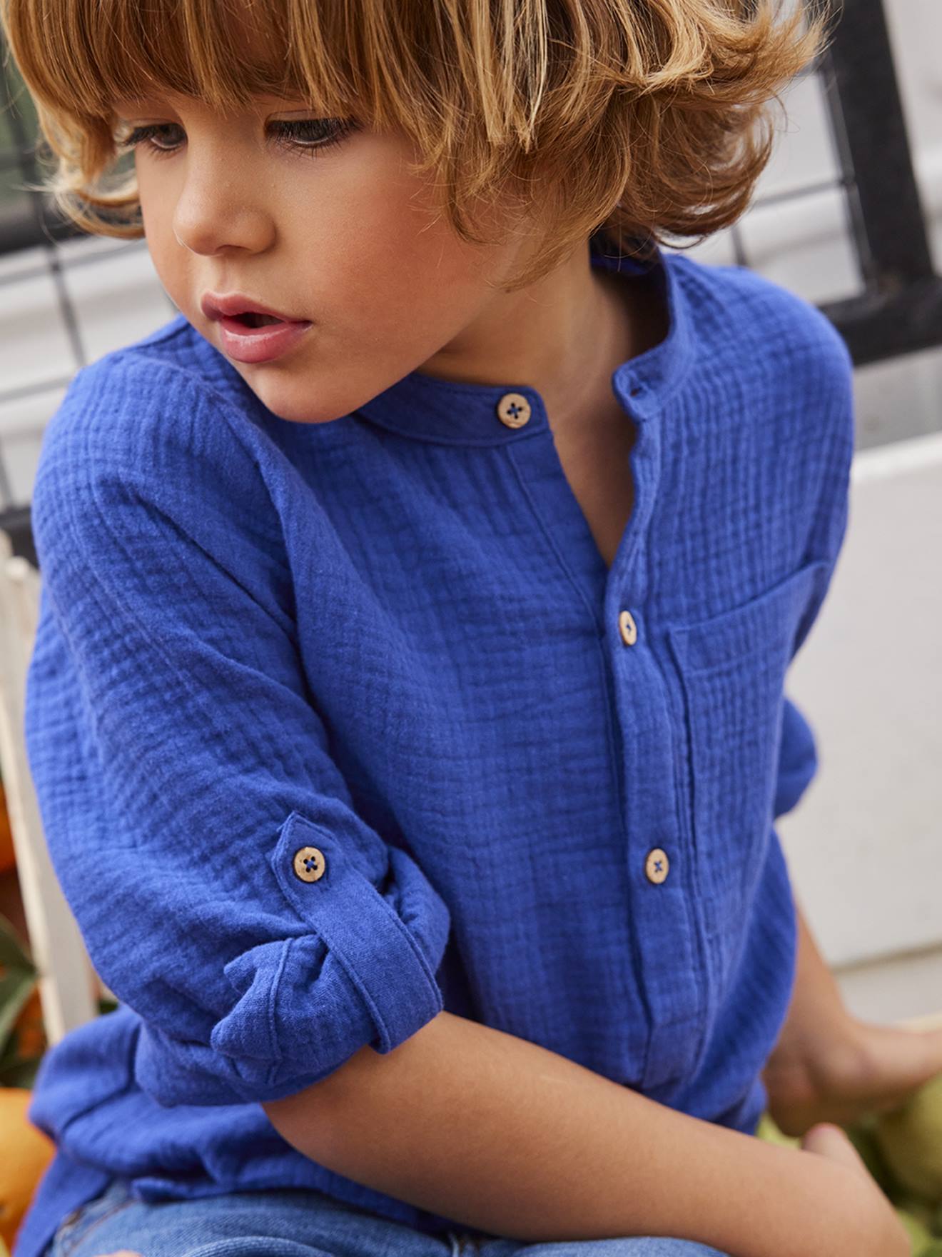 Camisa de chiffon de algodão com mangas que podem ser dobradas, para menino de pele cor de barro.