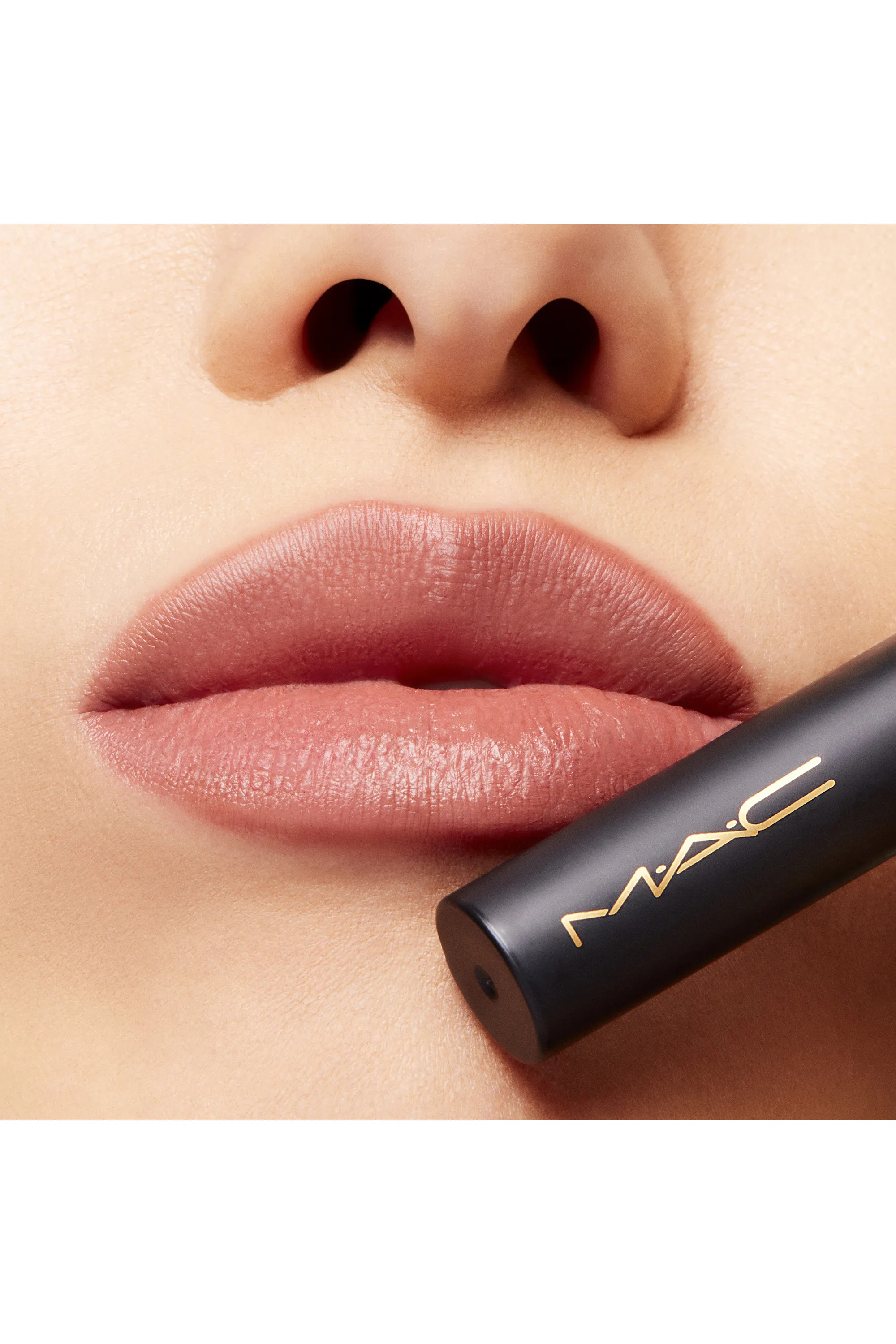 M.A.C Rouge à lèvres mat poudré Powder Kiss Velvet Blur Slim Stick-2 g