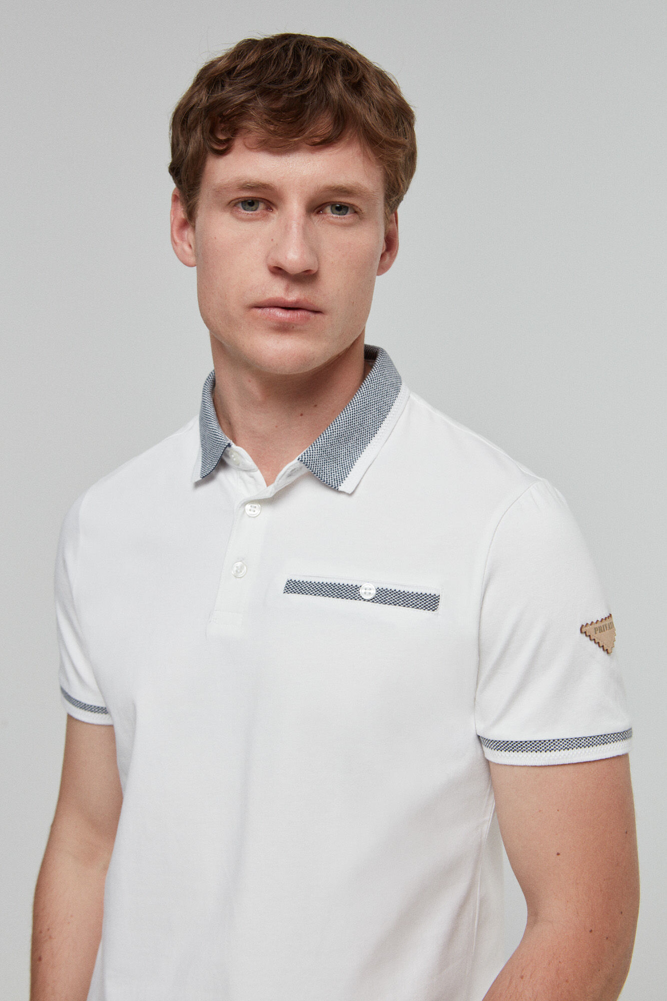 Camisa polo lisa com bolso, branca - Branca