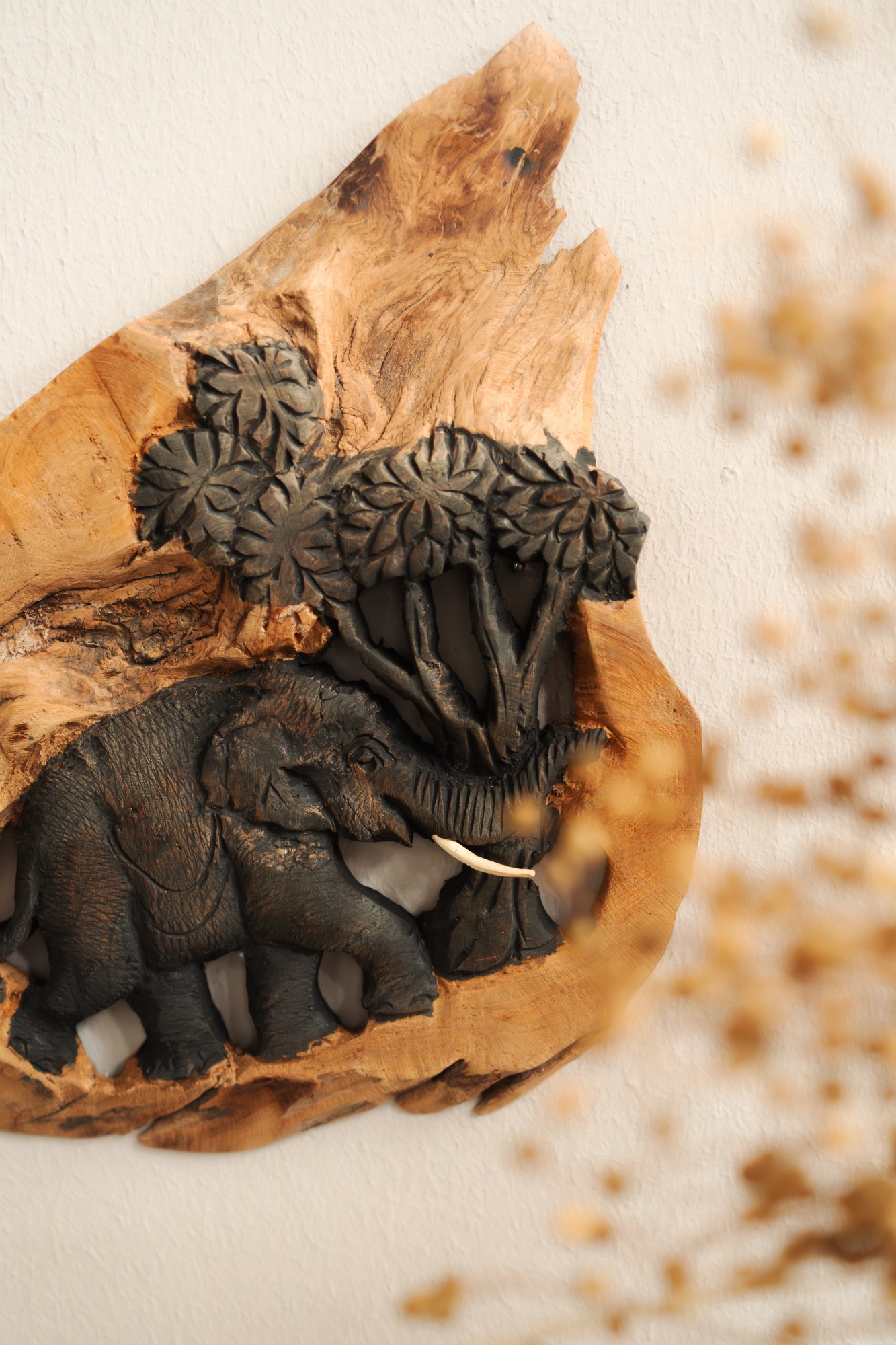 Schnitzrelief 'Elefant mit Baum', Teakholz, variable Maße von fischer's lagerhaus