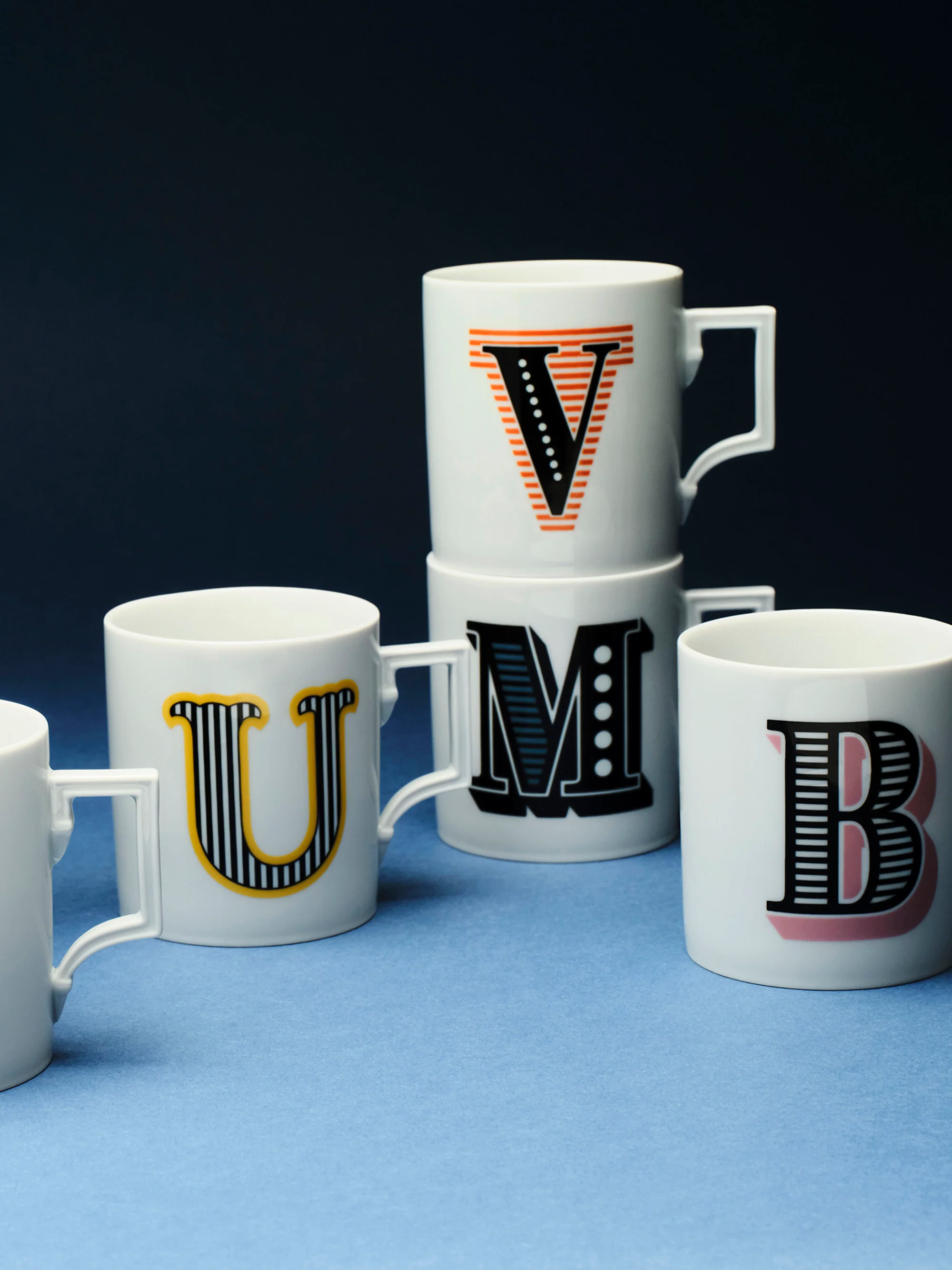 Handgemaakte beker Initials met decoratief motief