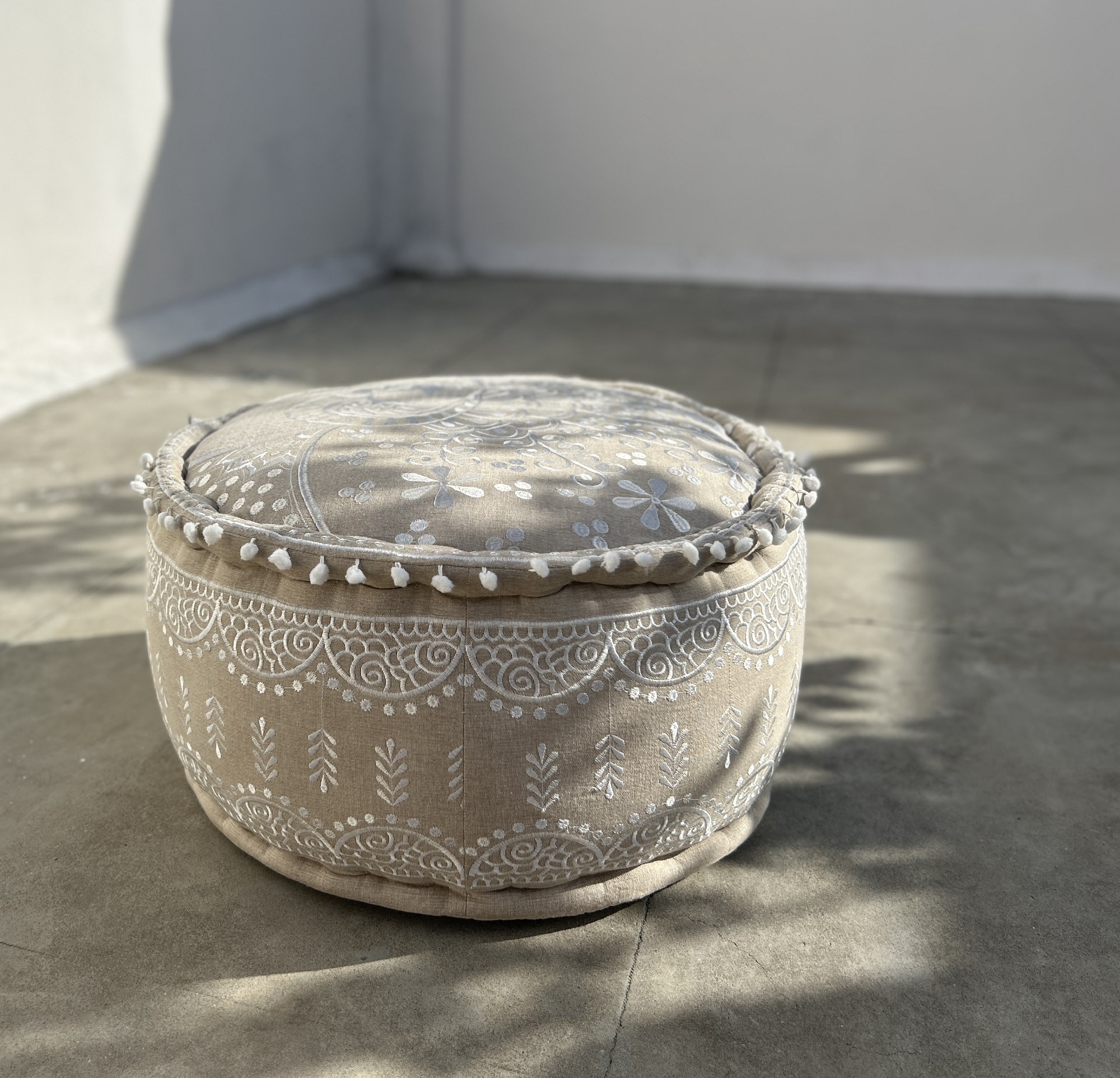 Pouf 'Pfau', beige, weiß, Ø 55 cm, H 30 cm von fischer's lagerhaus