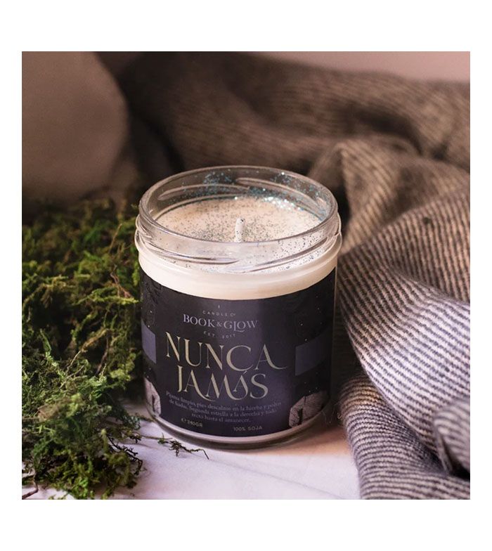 Book and Glow - *Mundos Notáveis* - Vegan Soy Candle - Neverland