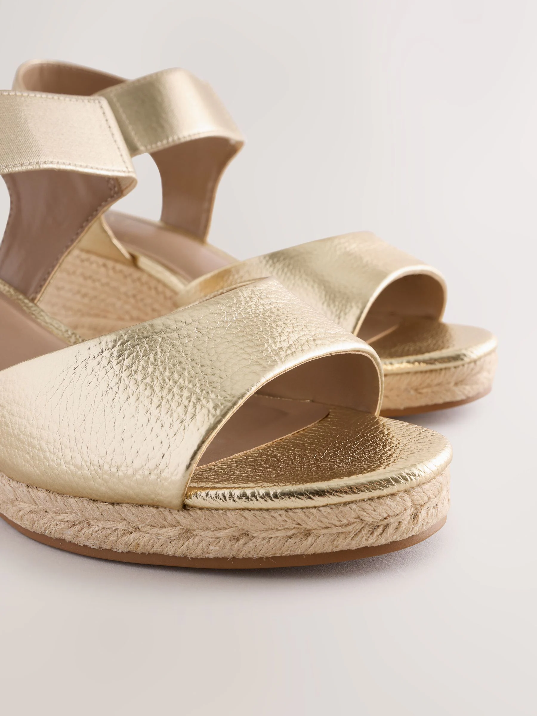 Goud - Ronde Teen Elastische Riem Detail Sleehakken
