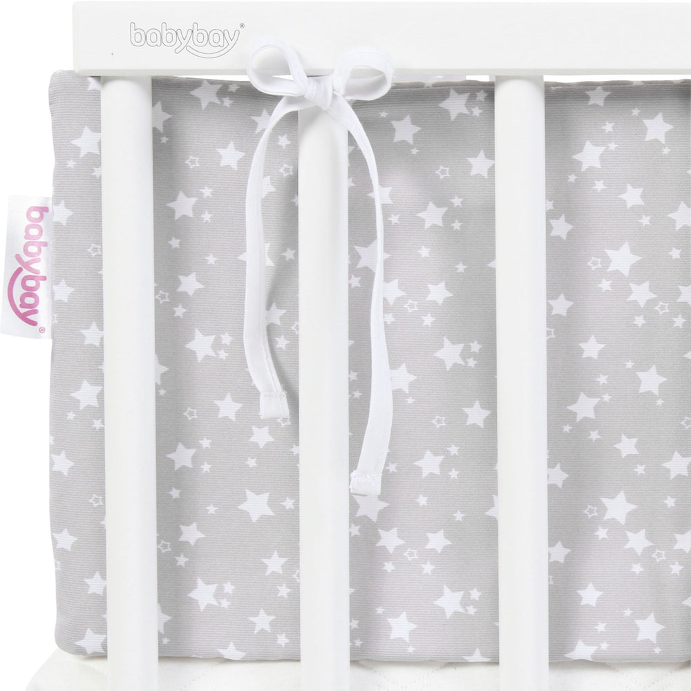 Køb babybay ® Pearlgrey White Stars Sengerand Pique