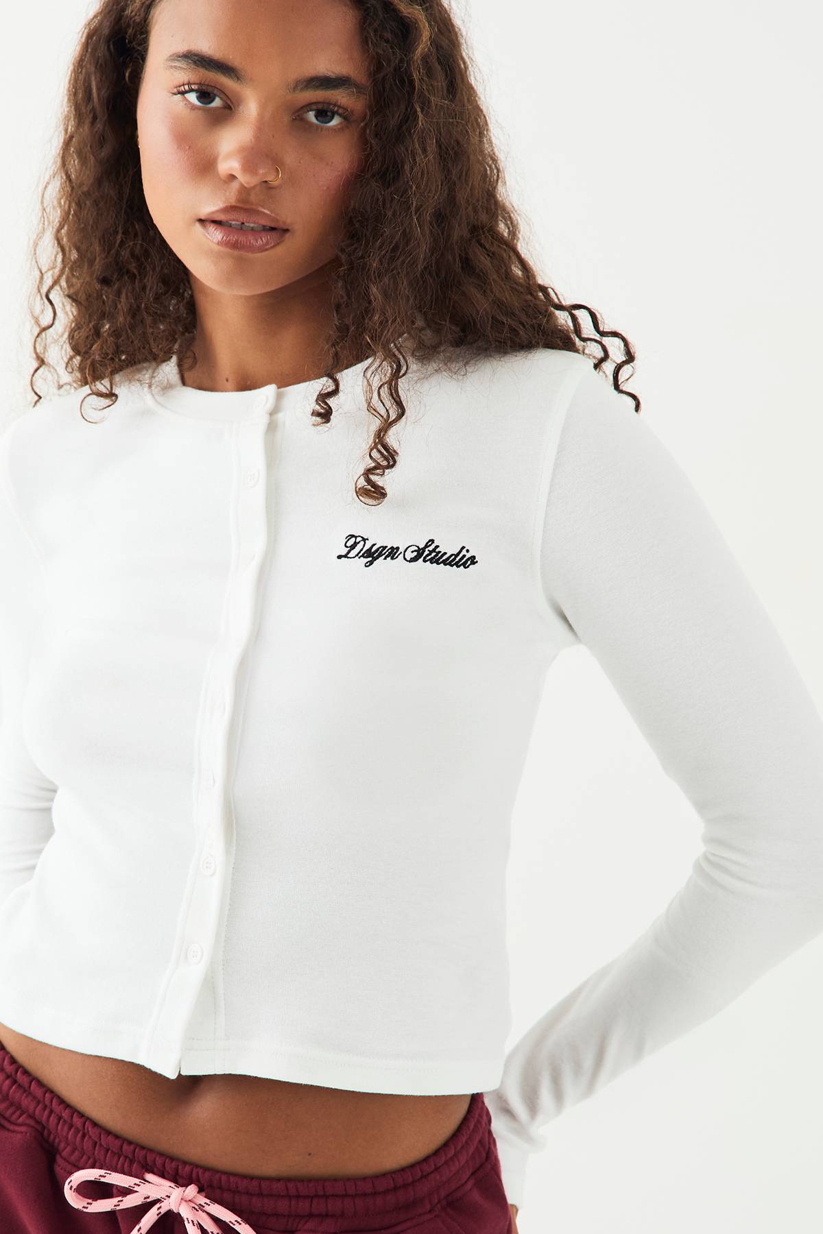 Haut à Manches Longues DSGN Studio Côtelé avec Broderie Script et Boutonnage