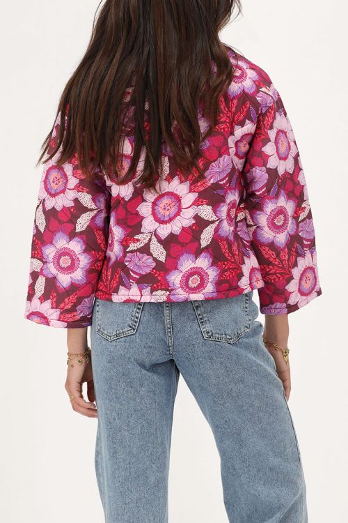 Bruin gewatteerd jasje met strikjes en roze bloemenprint