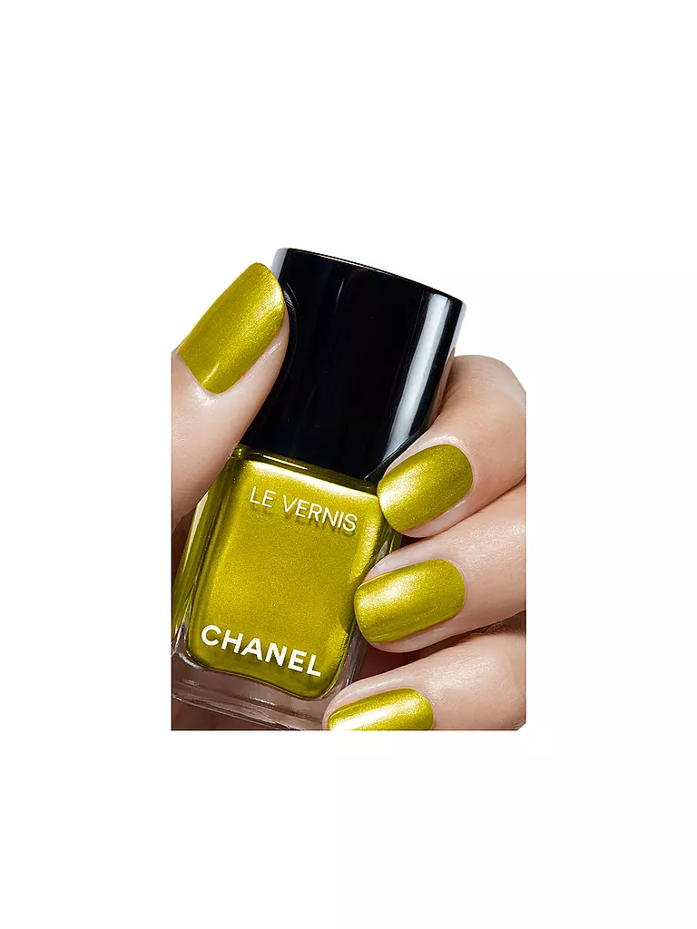 CHANEL NAGELLACK – FARBE UND GLANZ MIT LANGEM HALT gold