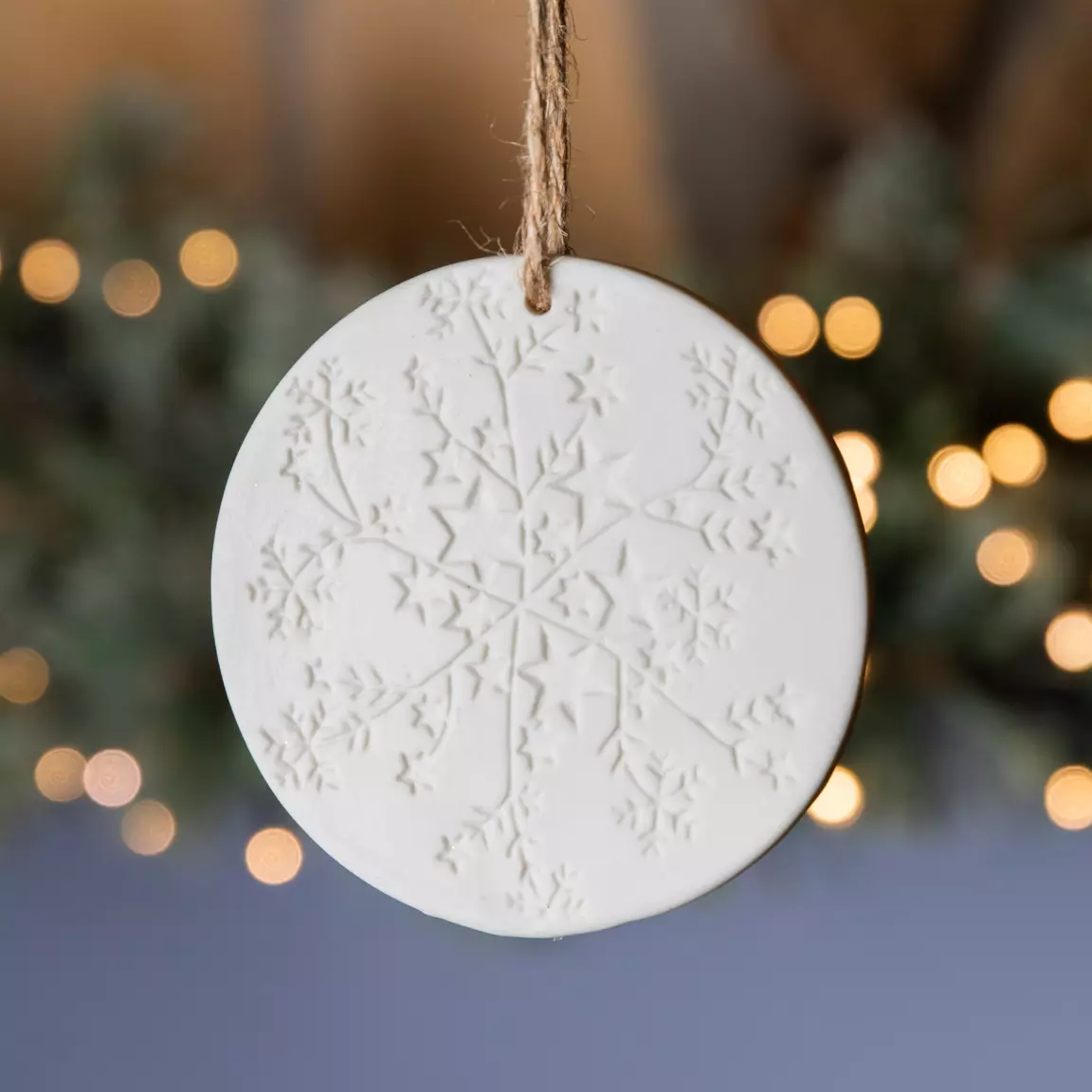 Suspension en porcelaine (H9 cm) Feuille étoilée Blanc