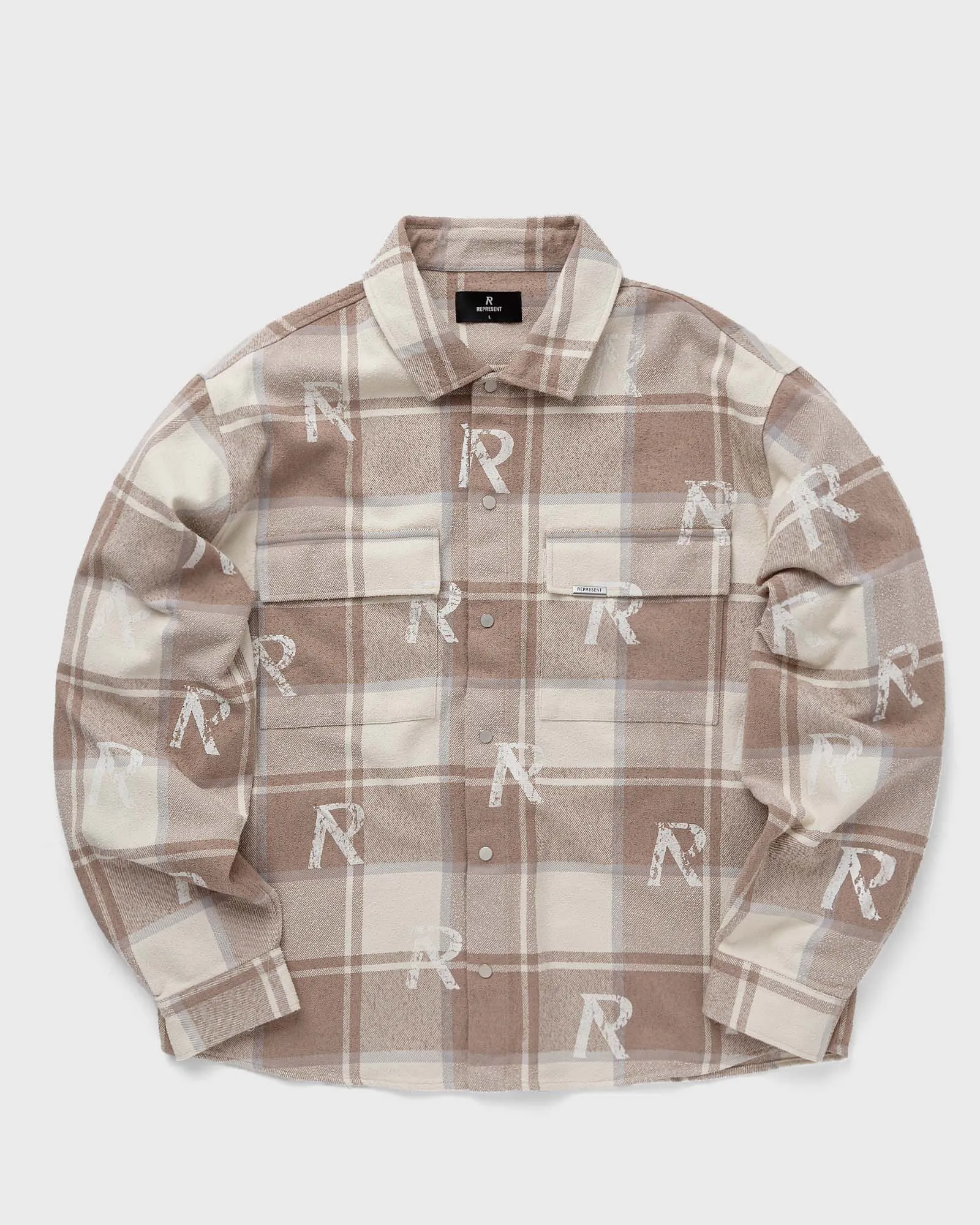 Camisa de flanela com estampa de iniciais por toda a peça.