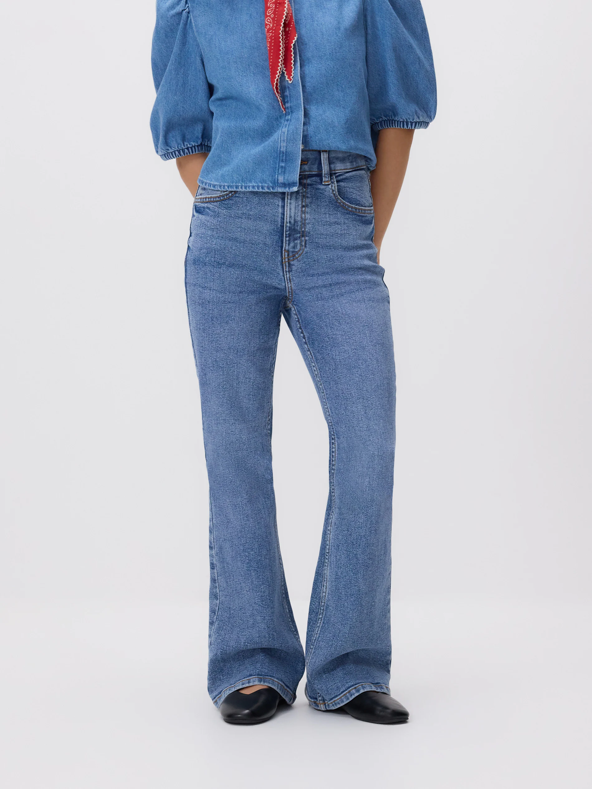 Flare-Jeans mit kürzerem Bein