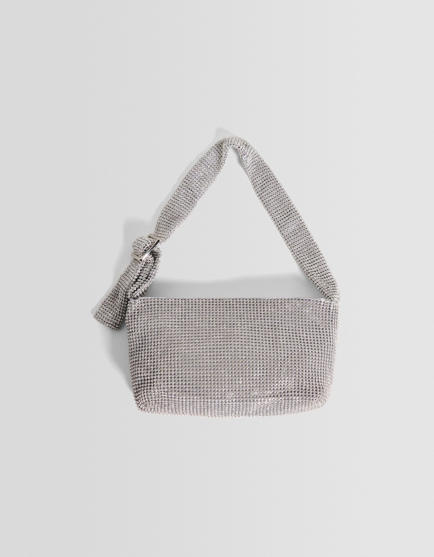 Bolsa de ombro com detalhes em cristal.