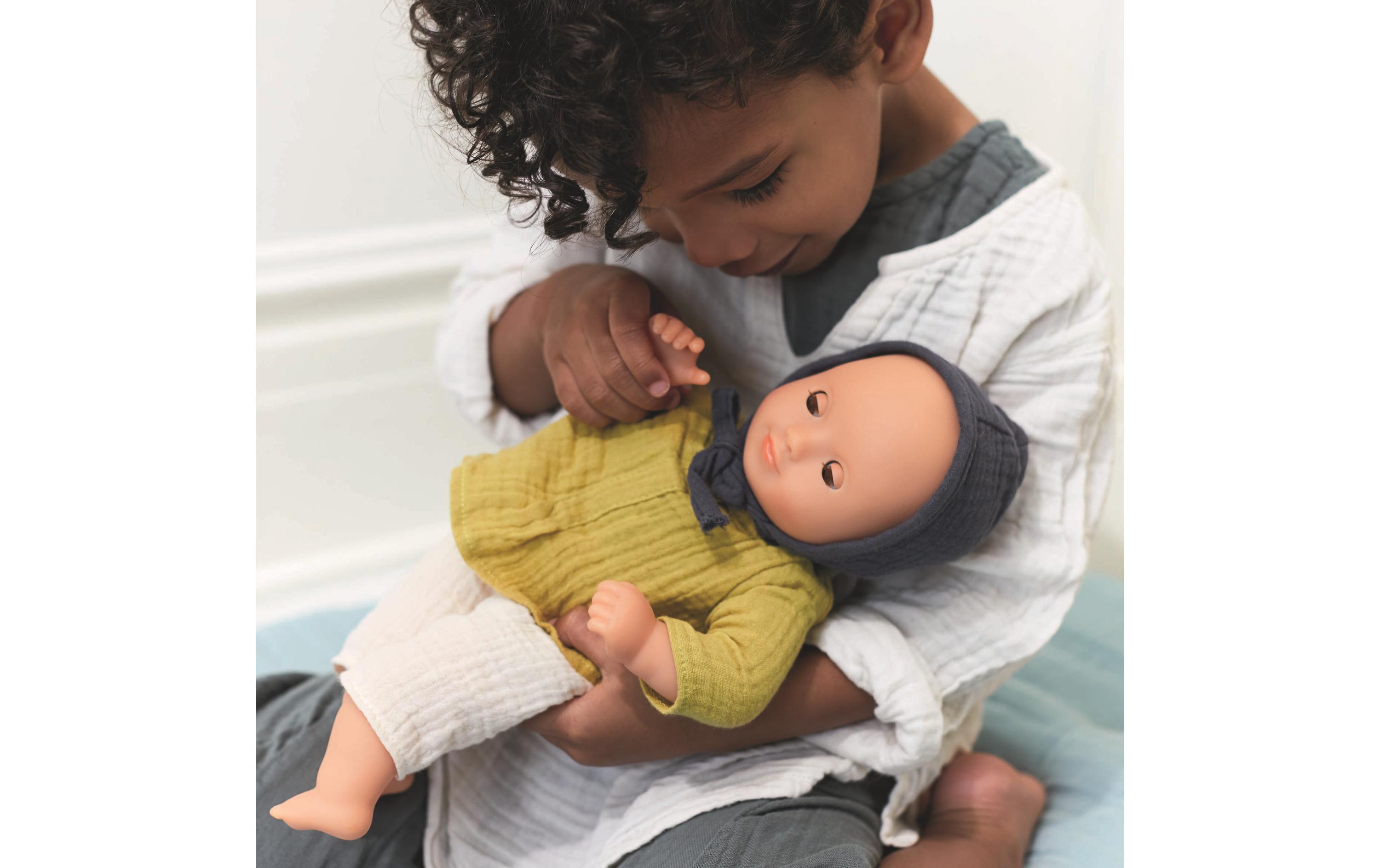 Puppe Pomea: Camomille 32 cmWeichkörperpuppe mit braunen Schlafaugen