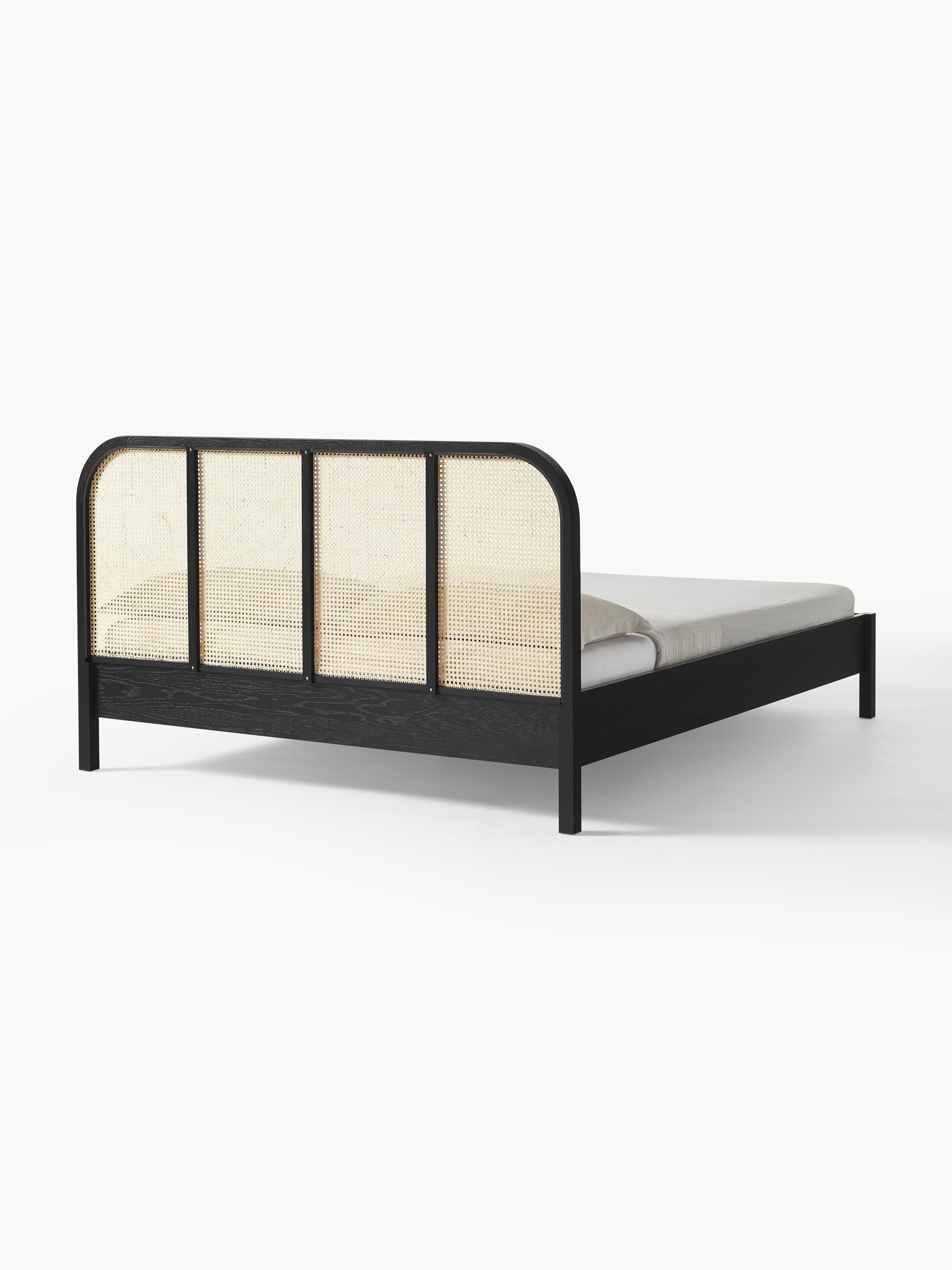 Houten bed Jones met hoofdeinde van Weens vlechtwerk