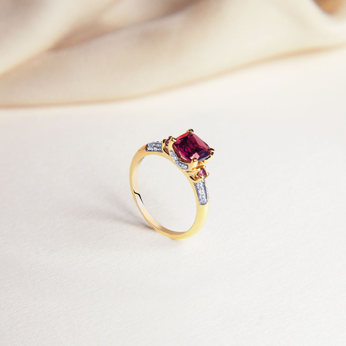 Bague or rose 375 rhodolites diamants