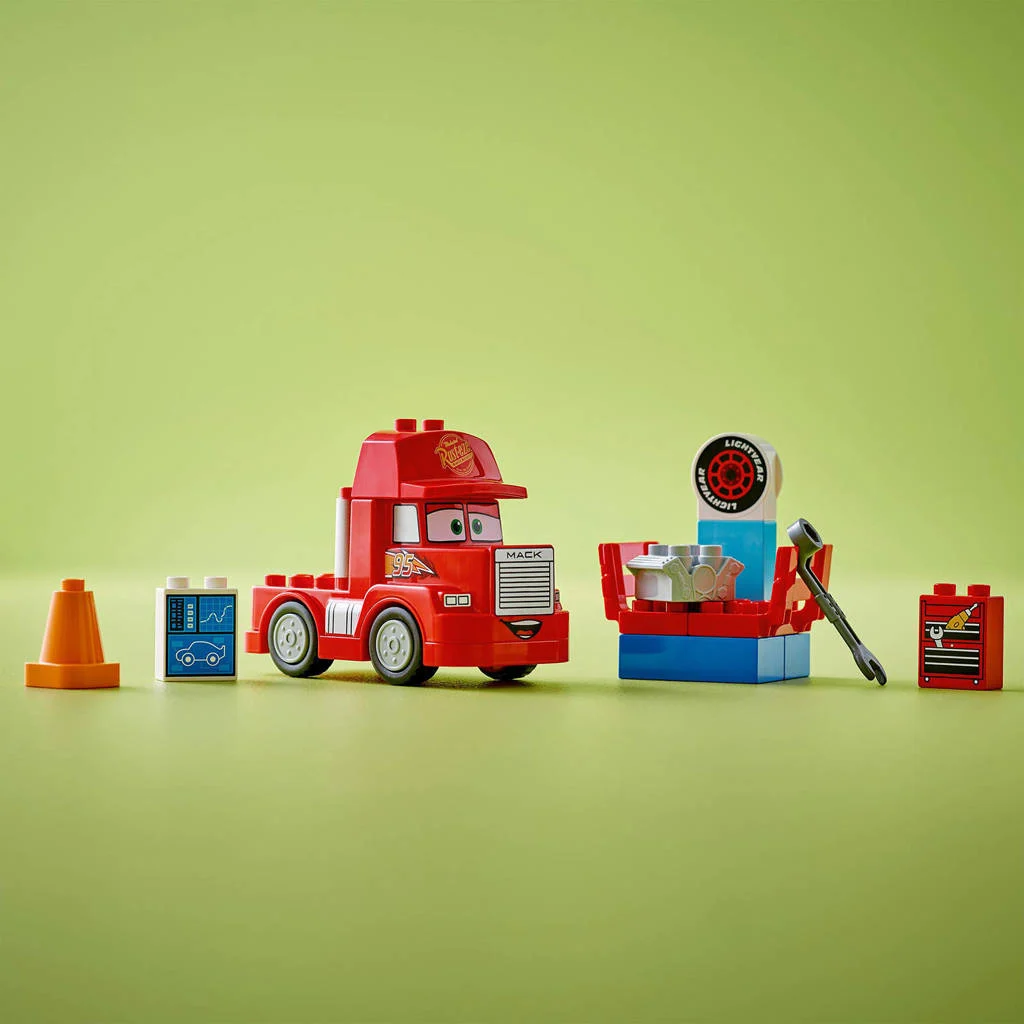 Leuke lego set voor de allerkleinsteDisney en Pixar's Cars Mack bij de race Bouwbaar Auto Speelgoed voor Peuters 10417
