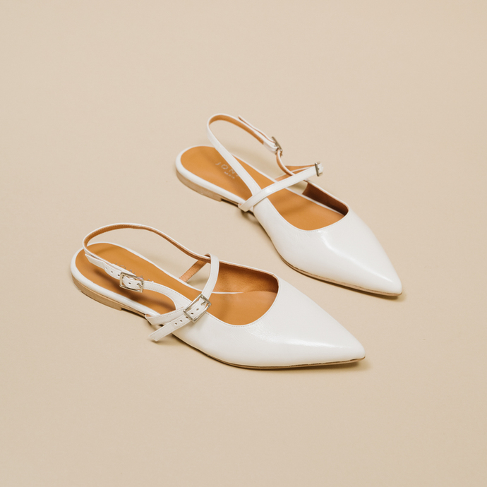 Ballerines à bouts pointus et lanières  en cuir brillant ecru