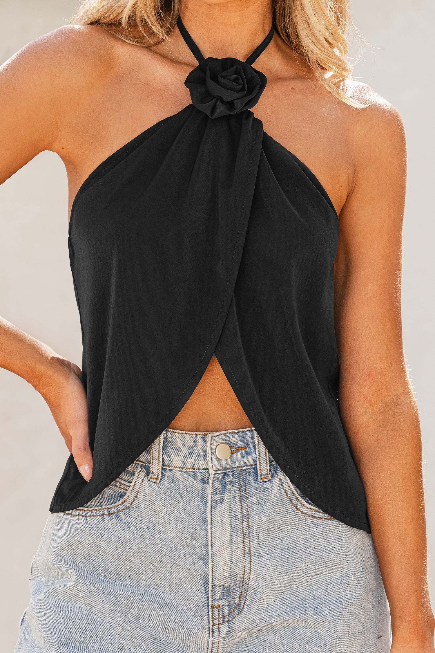 Haut tulipe sans manches à col licou noir