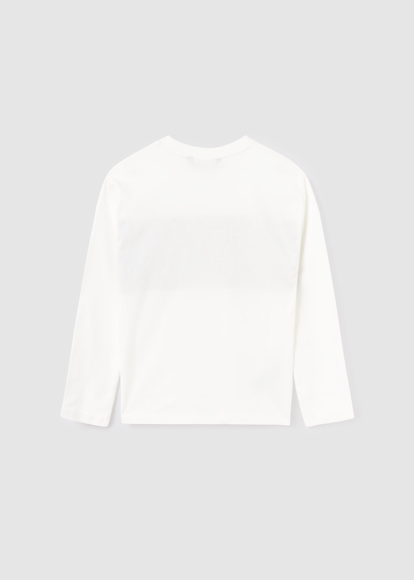 Camiseta masculina contrastante com ombros à mostra