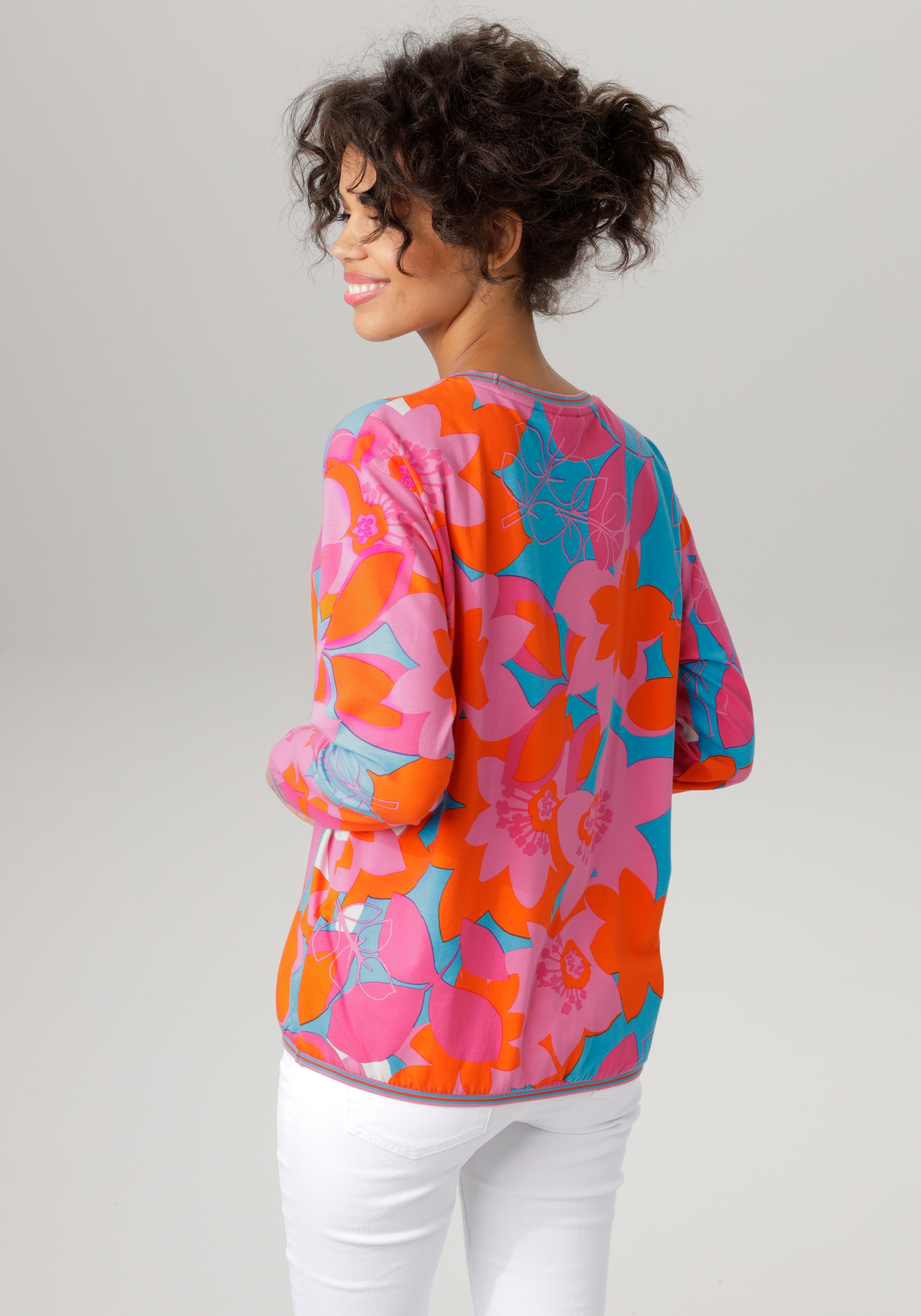 Aniston CASUAL Sweatshirt , mit grossflächigem, farbenfrohen Blumendruck