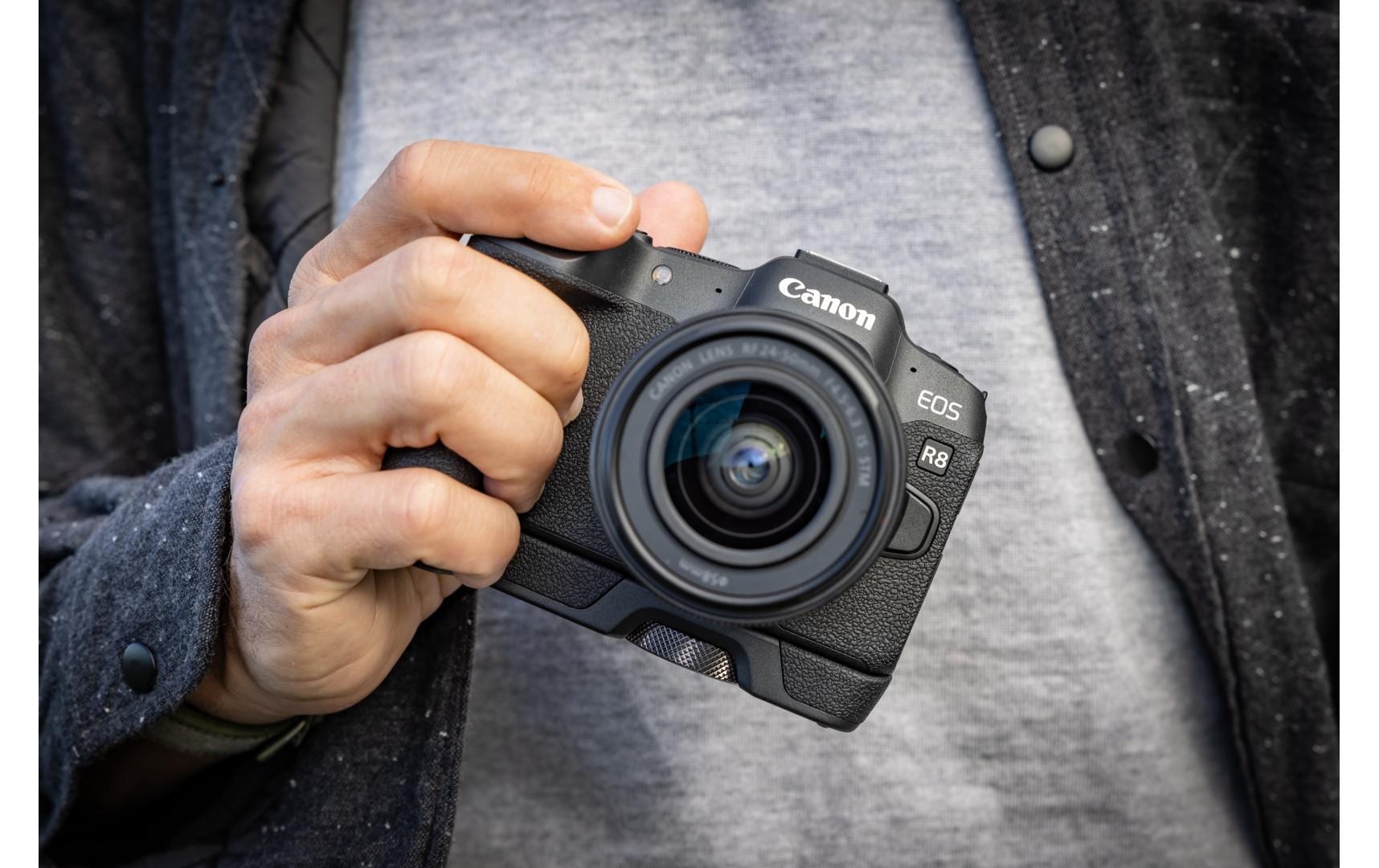 Fotokamera EOS R8 24-240mm Tasche 128 GB Kit<br>Vollformat-Hybridkamera mit Objektiv, Tasche und 128 GB Speicherkarte