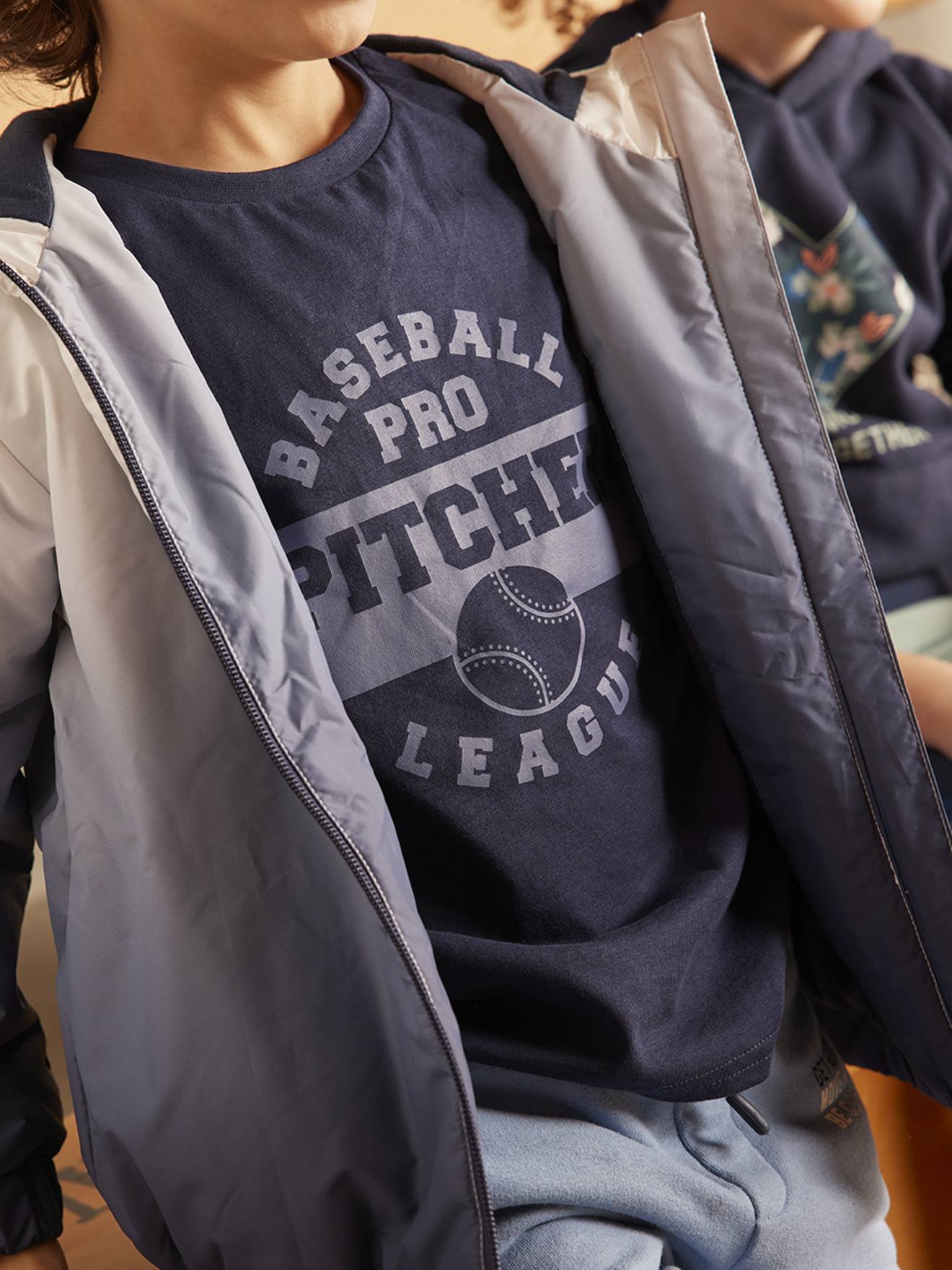 Camiseta esportiva azul-elétrica com estampas para meninos