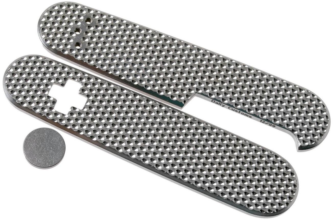 Daily Customs 91.3 Golfball BS Pattern, Titanium P10012430 Victorinox greepschalen