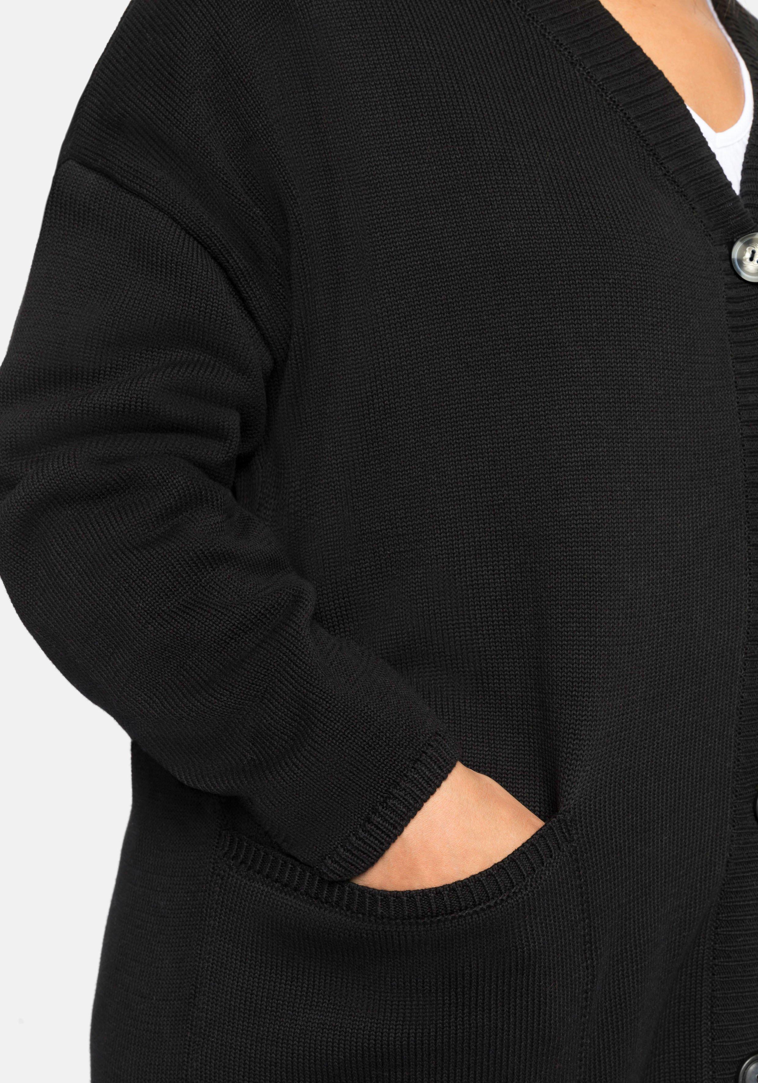 Strickjacke in Kurzform mit großen Taschen