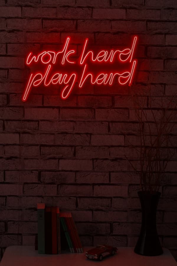 Dekorativ Plast Led-belysning Work Hard Play Hard - Rød