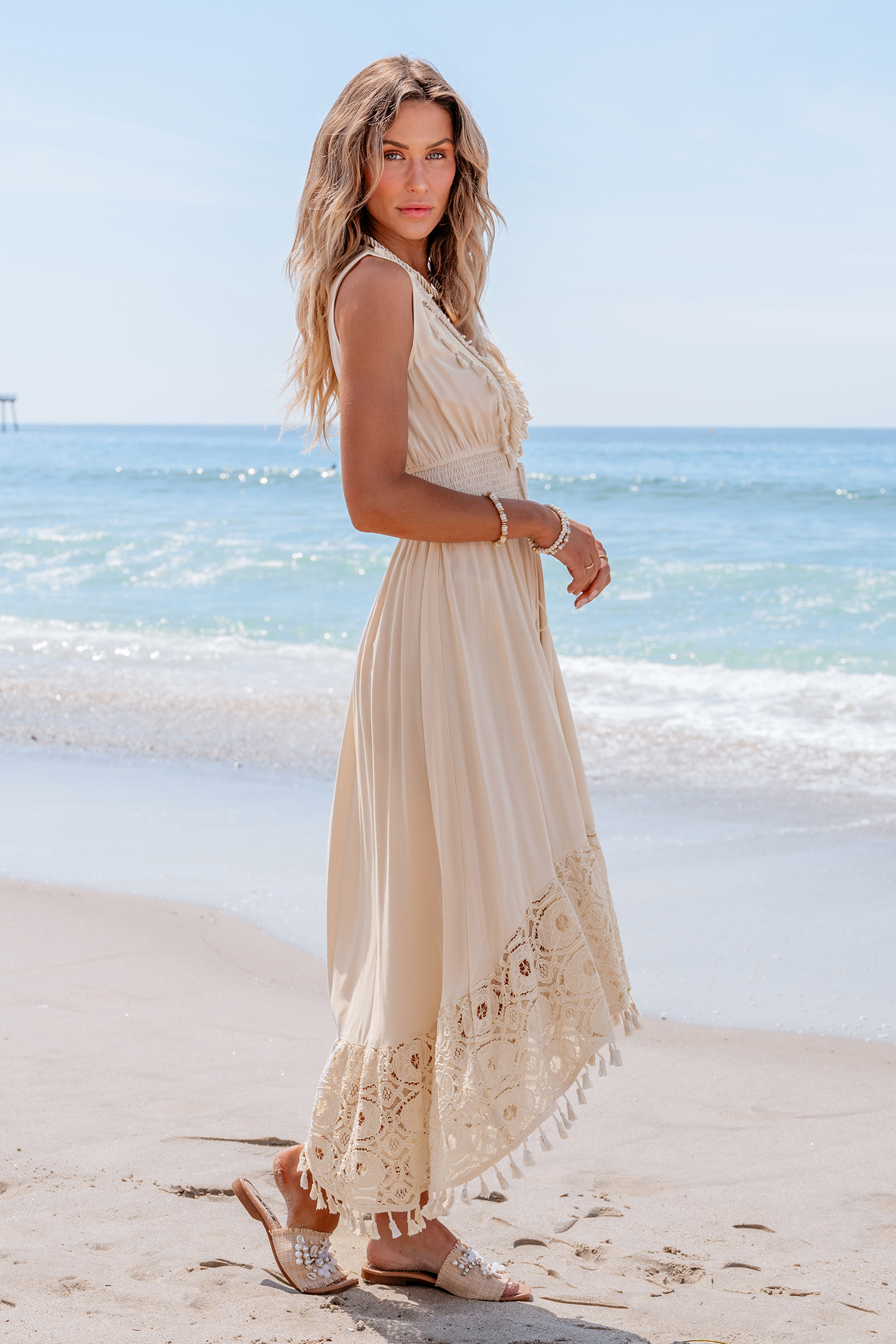 Robe midi sans manches en dentelle et glands beige