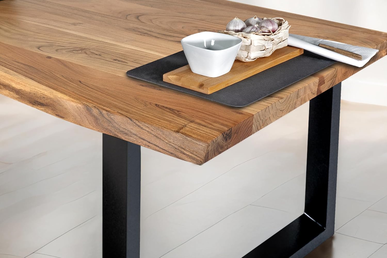 SAM Esstisch 300 x 100 cm Tomaso, Baumkantentisch naturfarben, Akazienholz massiv, U-Gestell aus Metall Schwarz, echte Baumkante