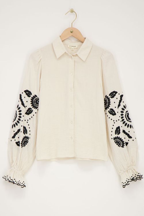 Witte blouse met zwarte embroidery