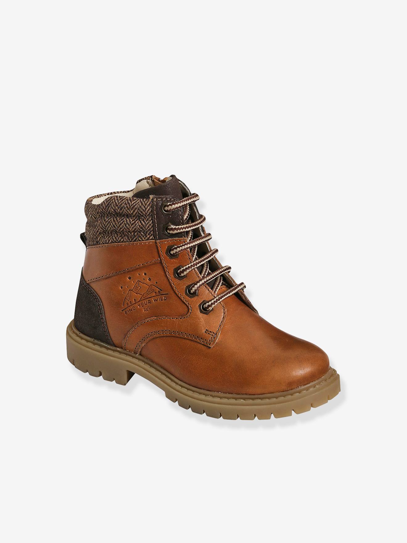 Botas de cano curto em couro com desenho em relevo, cadarços e zíperes, cor marrom médio lisa para meninos