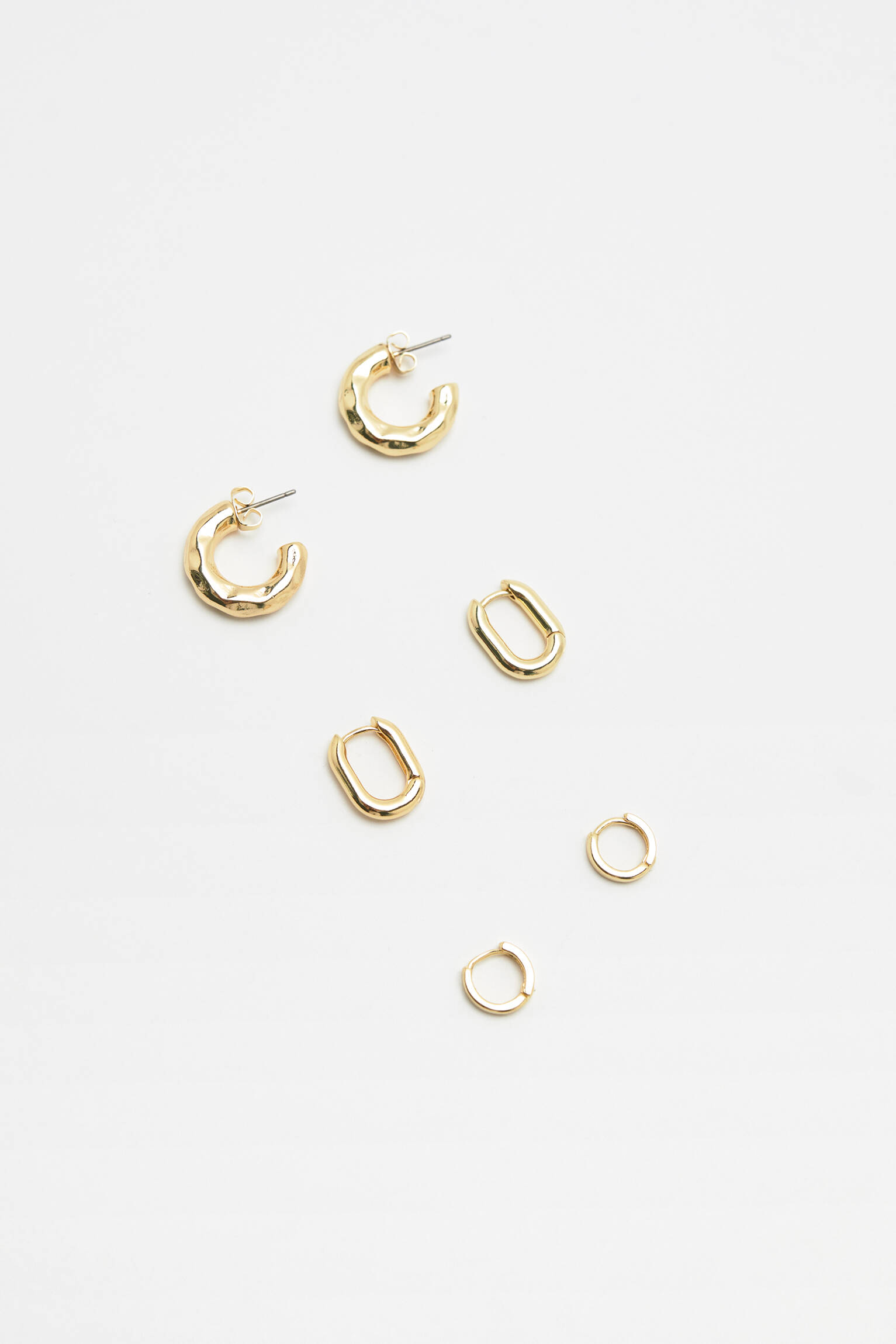 Conjunto de 3 brincos dourados.