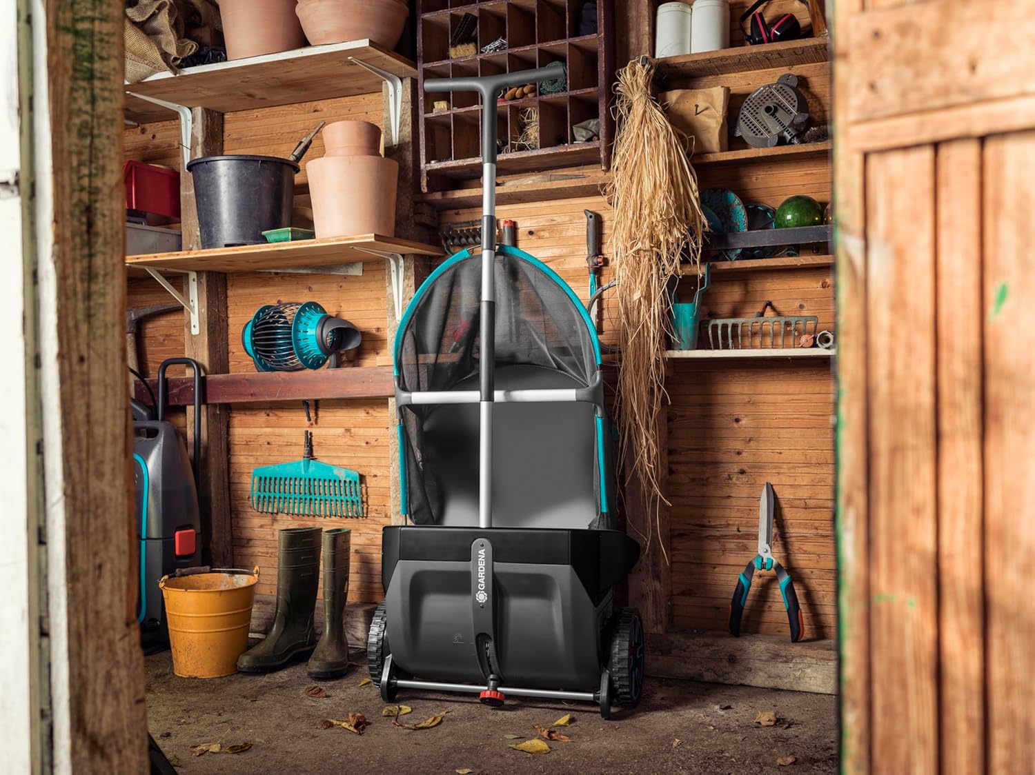 Gardena Laub- und Rasensammler: Kehrmaschine für den Garten, mit entnehmbarem Fangsack, rotierendes Bürstensystem, ergonomischer Griff, geräuscharm (3565-88)