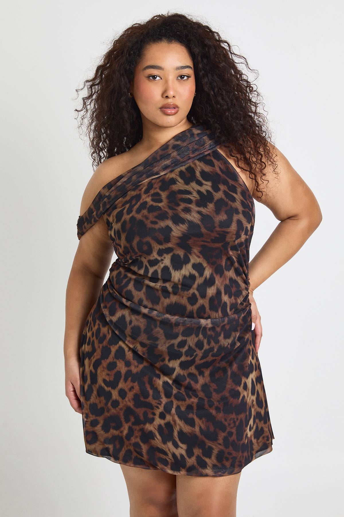 boohoo Robe Mini Asymétrique En Mesh Imprimé Léopard Grande Taille