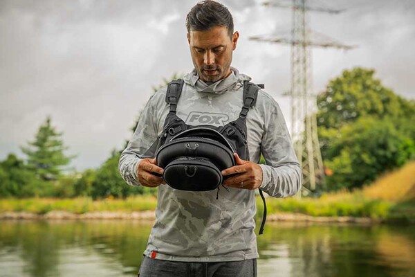 Sac de Poitrine Voyager Camouflage Fox Rage (Incl. 2 Boîtes à Leurres)