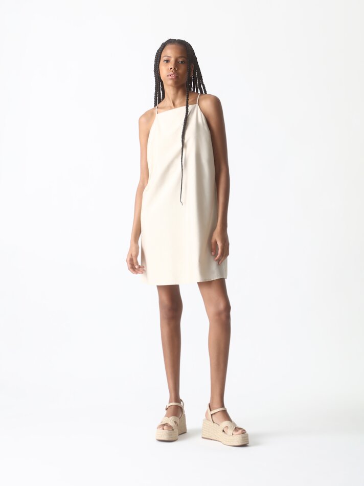 Vestido curto com decote halter - Bege escuro